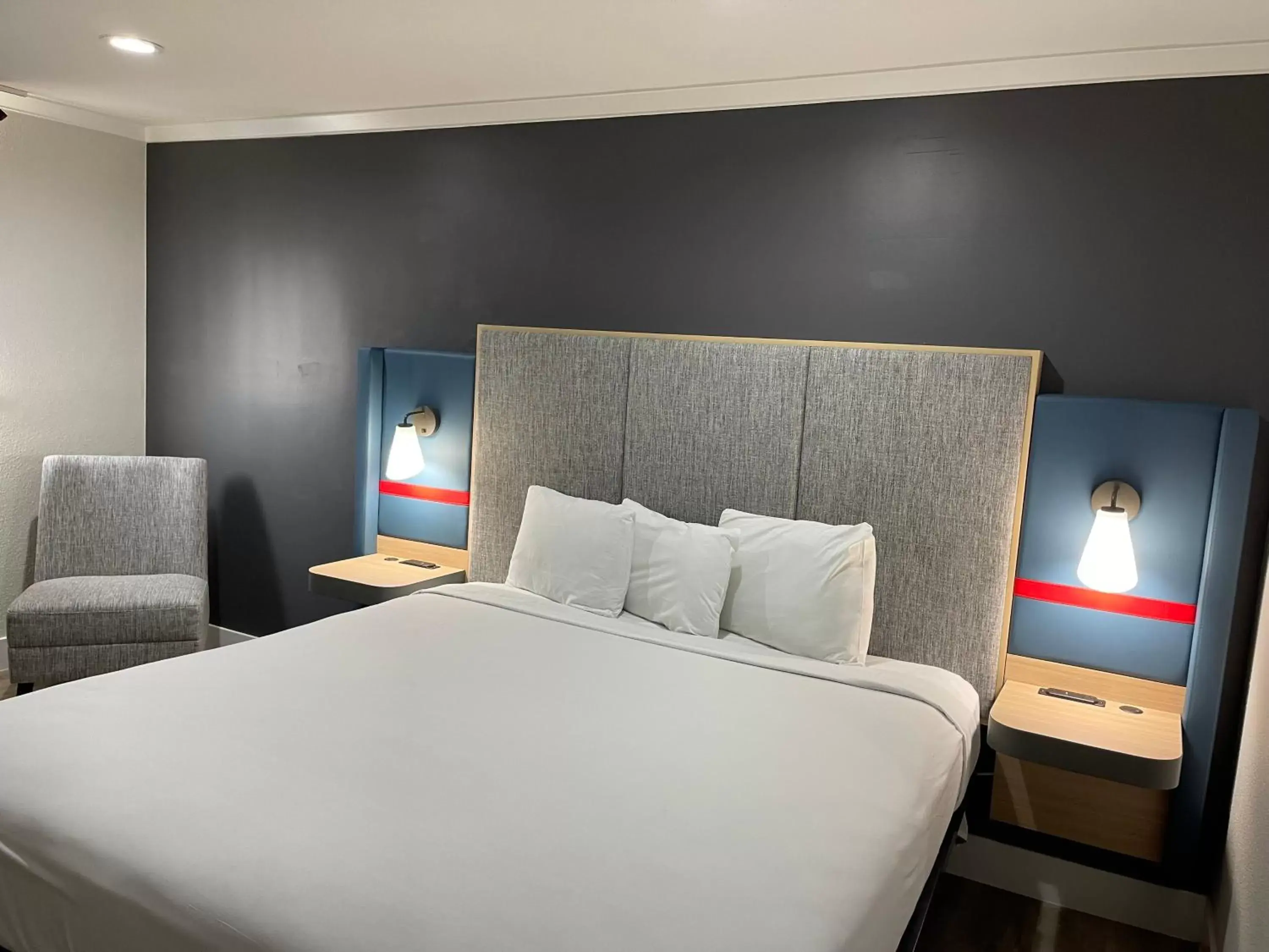 Bed in Roy Inn & Suites -Sacramento Midtown