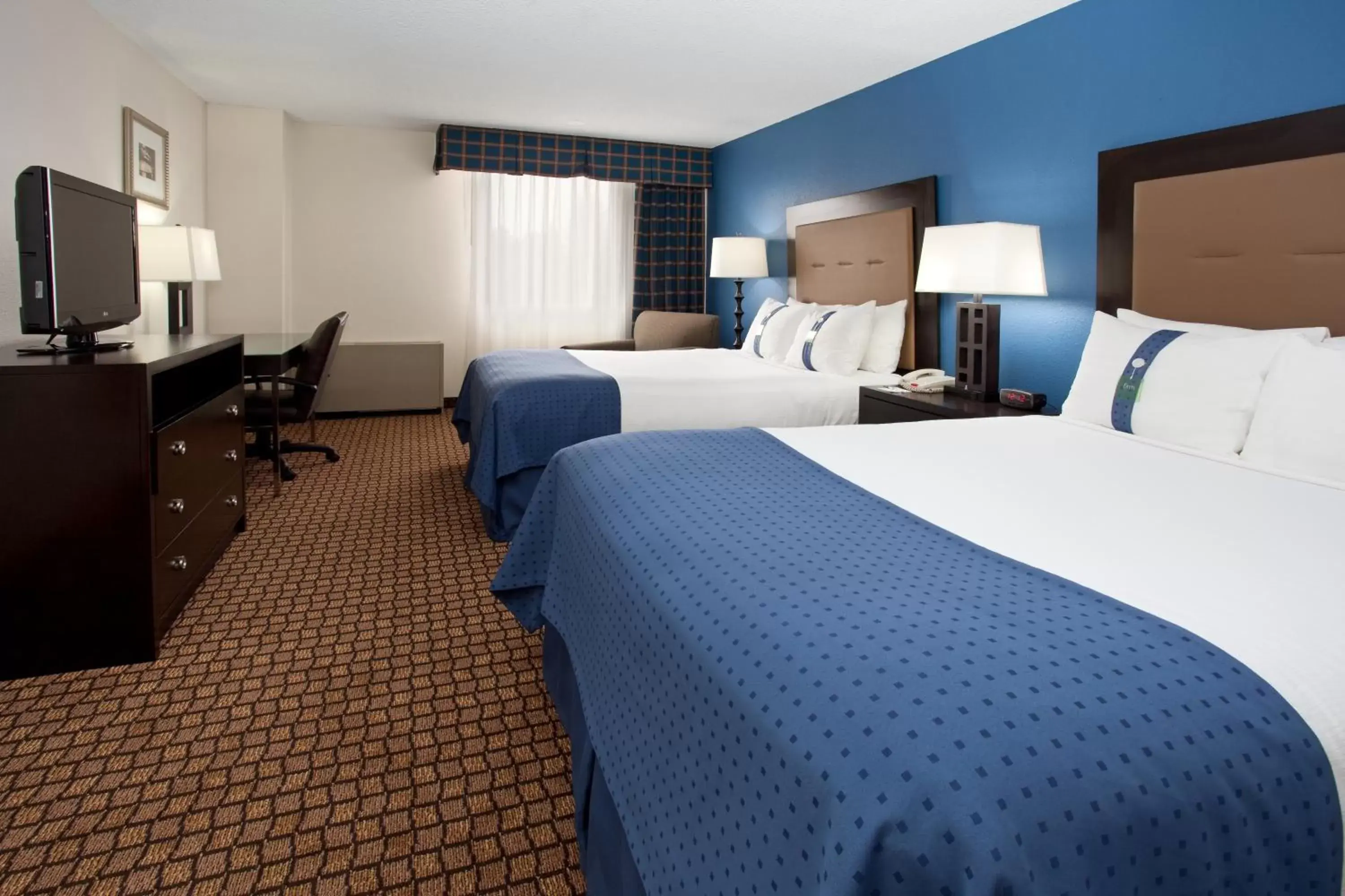 Photo of the whole room, Bed in Ramada Plaza by Wyndham Sheridan Hotel & Convention Center