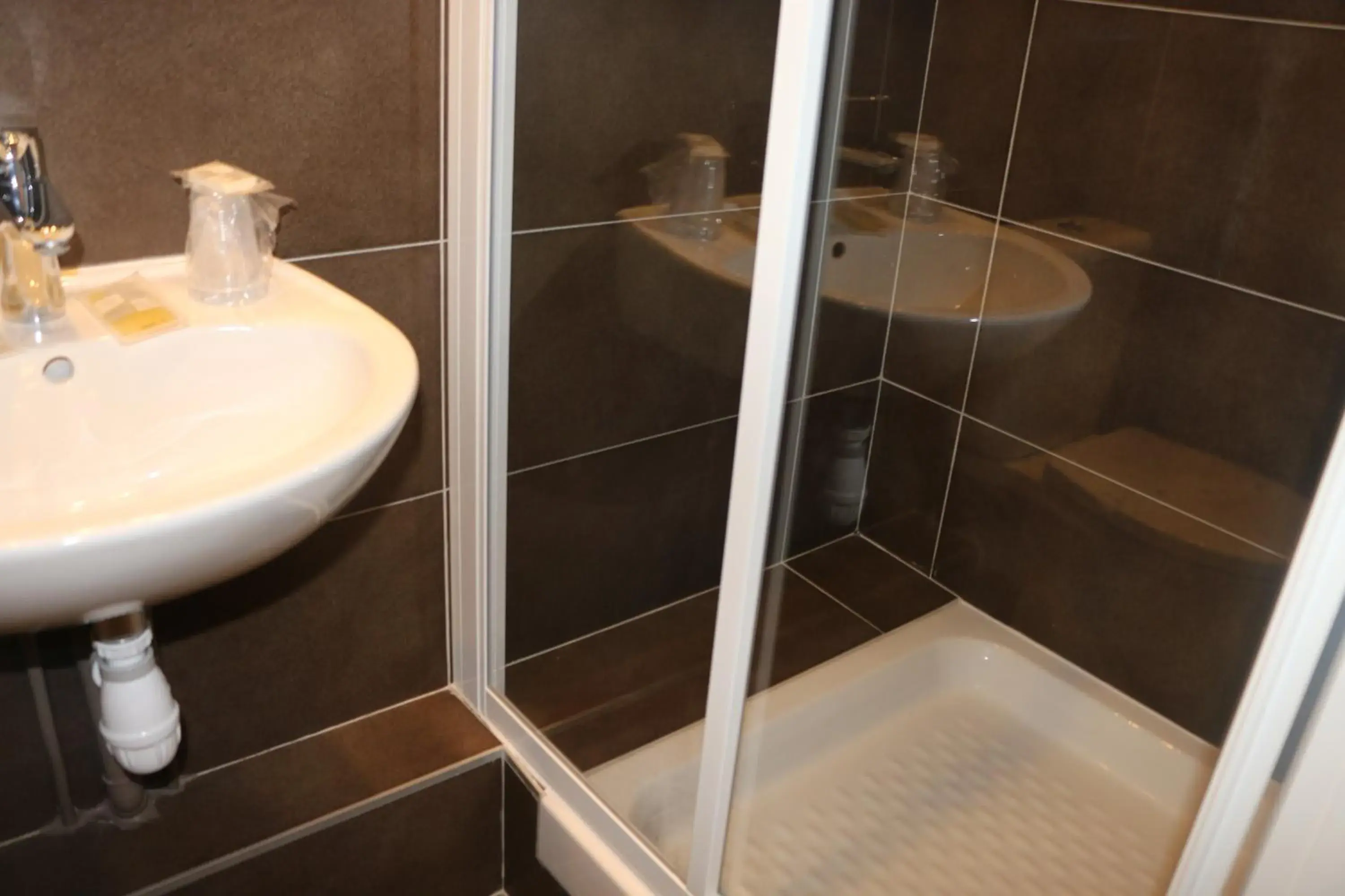 Shower, Bathroom in Hotel Des Arenes