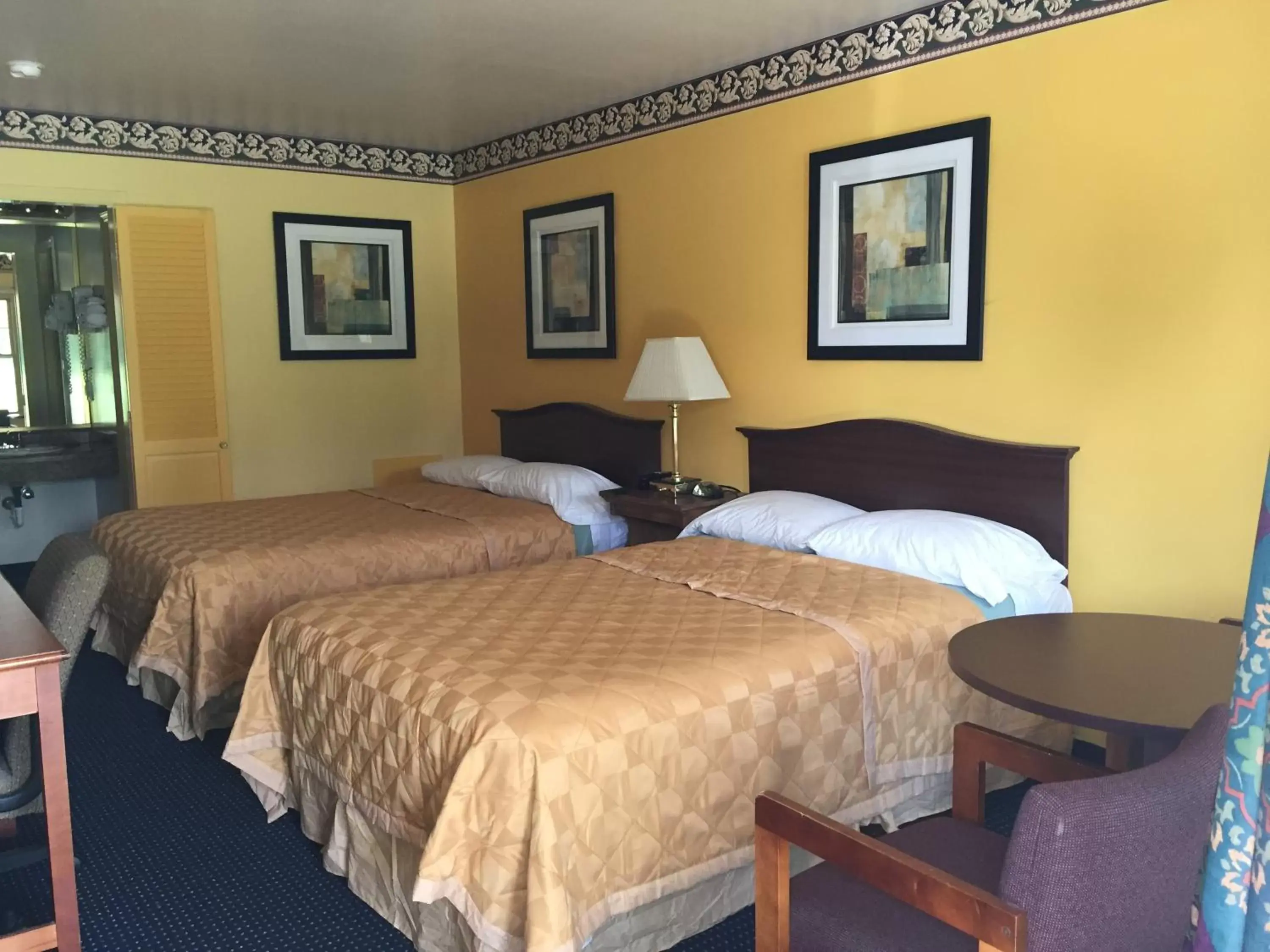 Photo of the whole room, Bed in Norwalk Inn