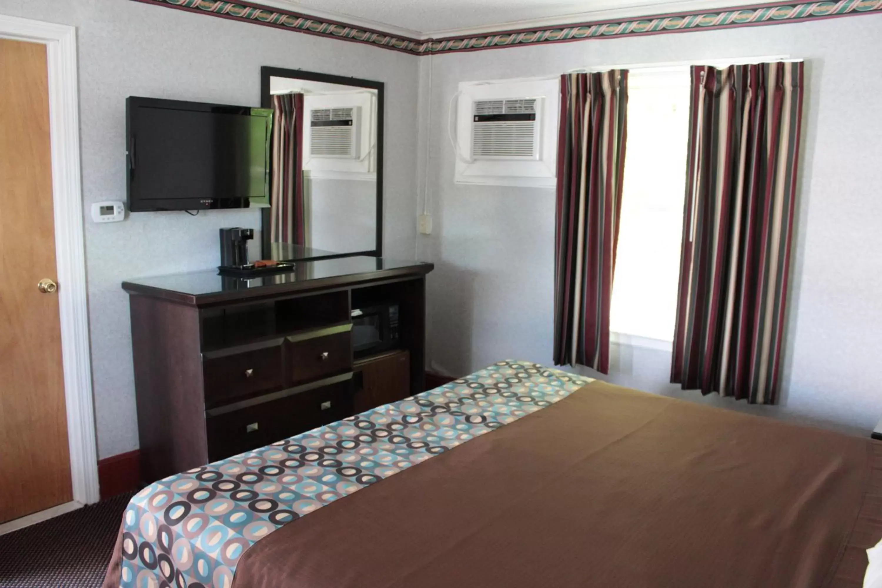 Photo of the whole room, Bed in Wagon Wheel Inn