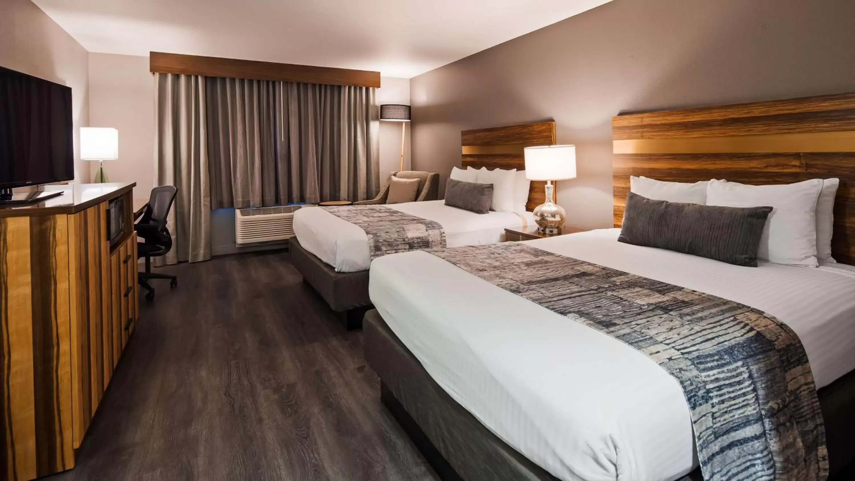 Photo of the whole room, Bed in Best Western Cedar Inn & Suites