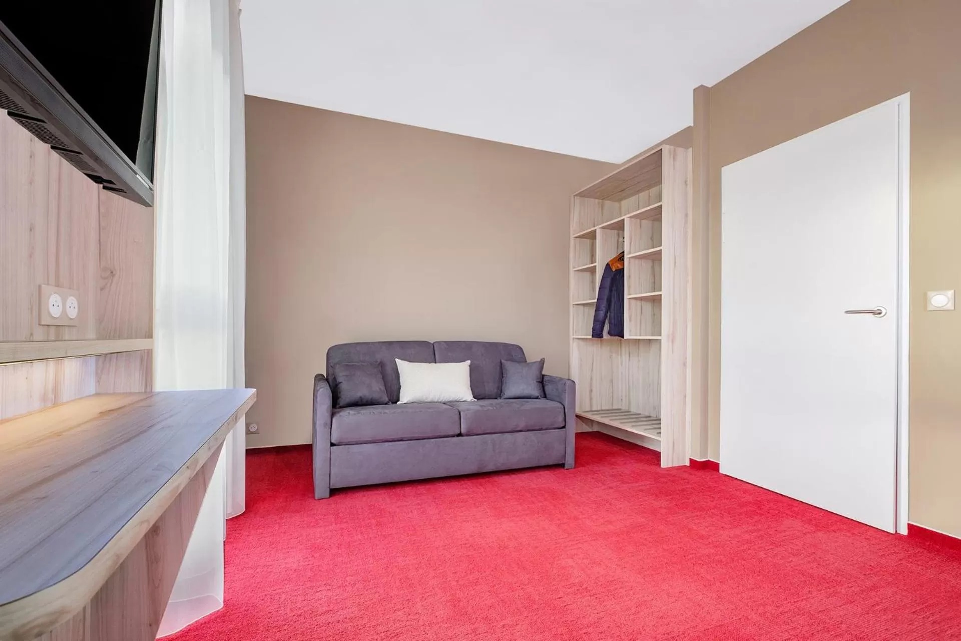 Seating area, Bed in The Originals City, Hôtel Acadine, Pont-Audemer