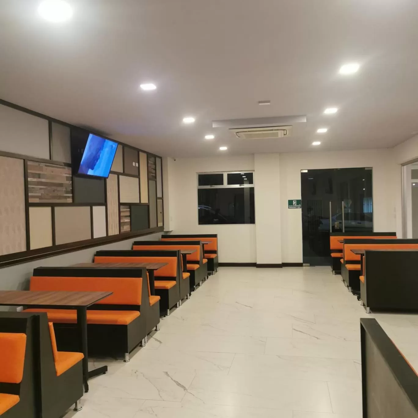 Restaurant/places to eat in Hotel Cayuga