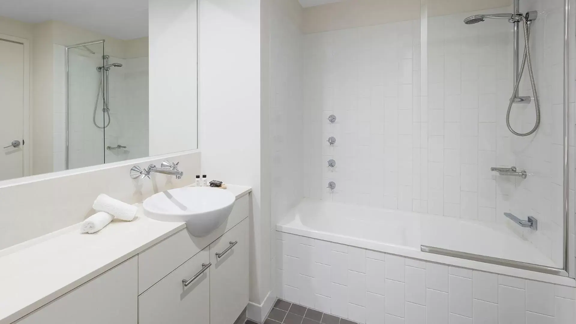 Shower, Bathroom in Oaks Brisbane on Margaret Suites