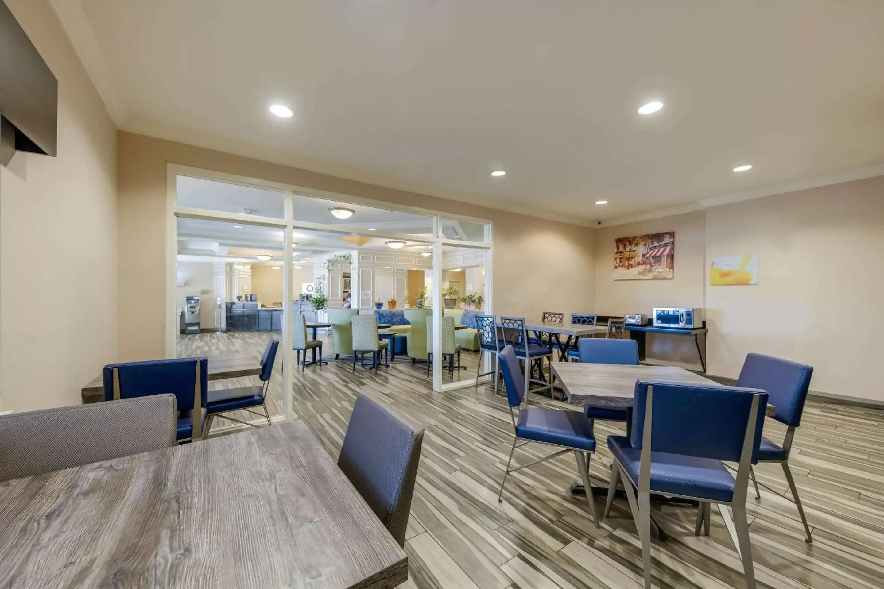 Seating area, Restaurant/Places to Eat in Quality Inn & Suites