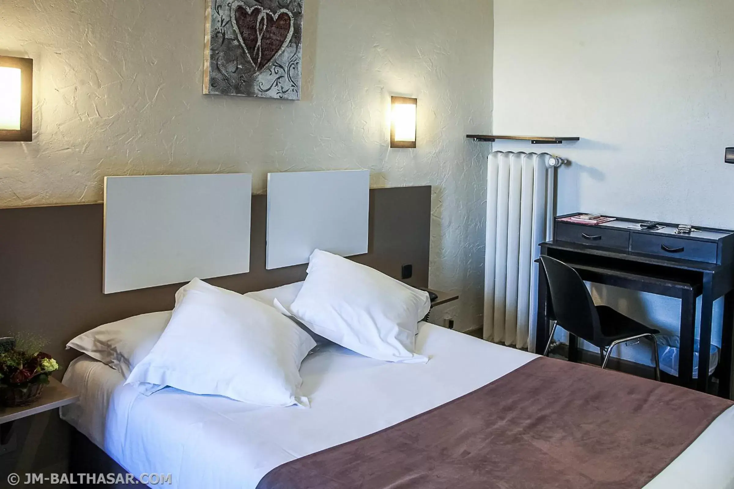 Photo of the whole room, Bed in The Originals Boutique, Hôtel Bristol, Strasbourg Centre Gare (Inter-Hotel)