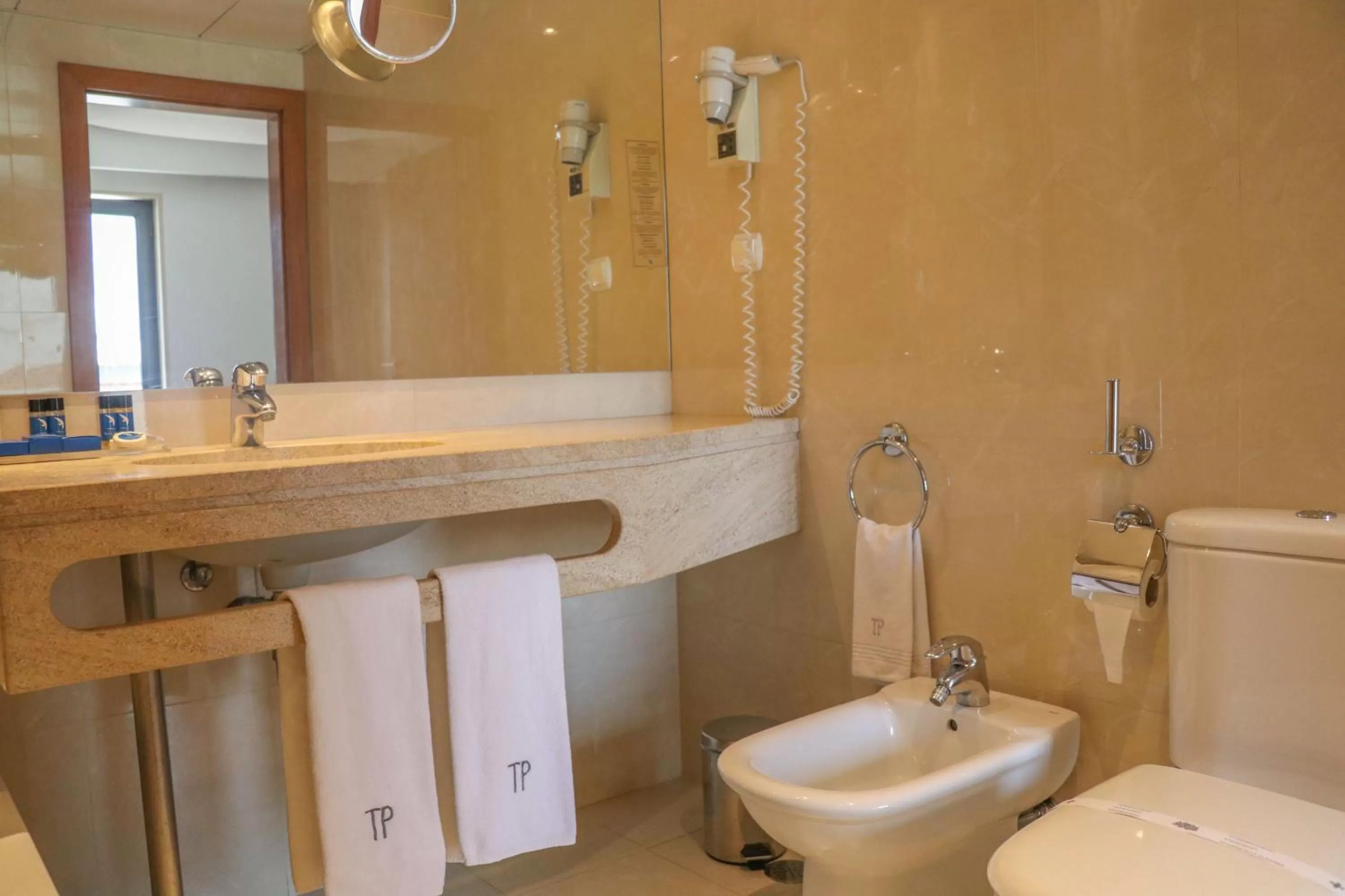 Toilet in Hotel Travel Park Lisboa