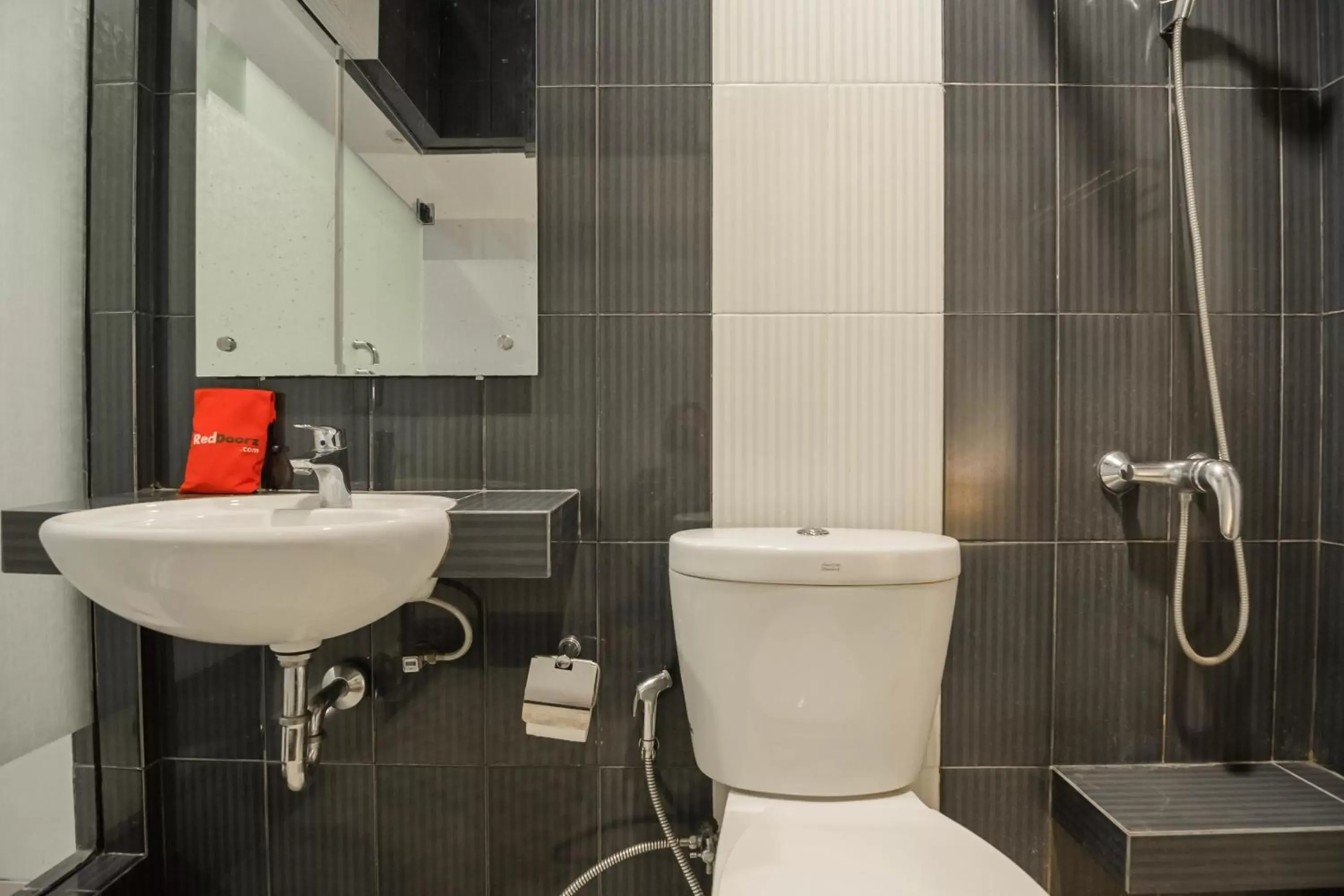 Bathroom in RedDoorz Plus near Soekarno Hatta Airport 2