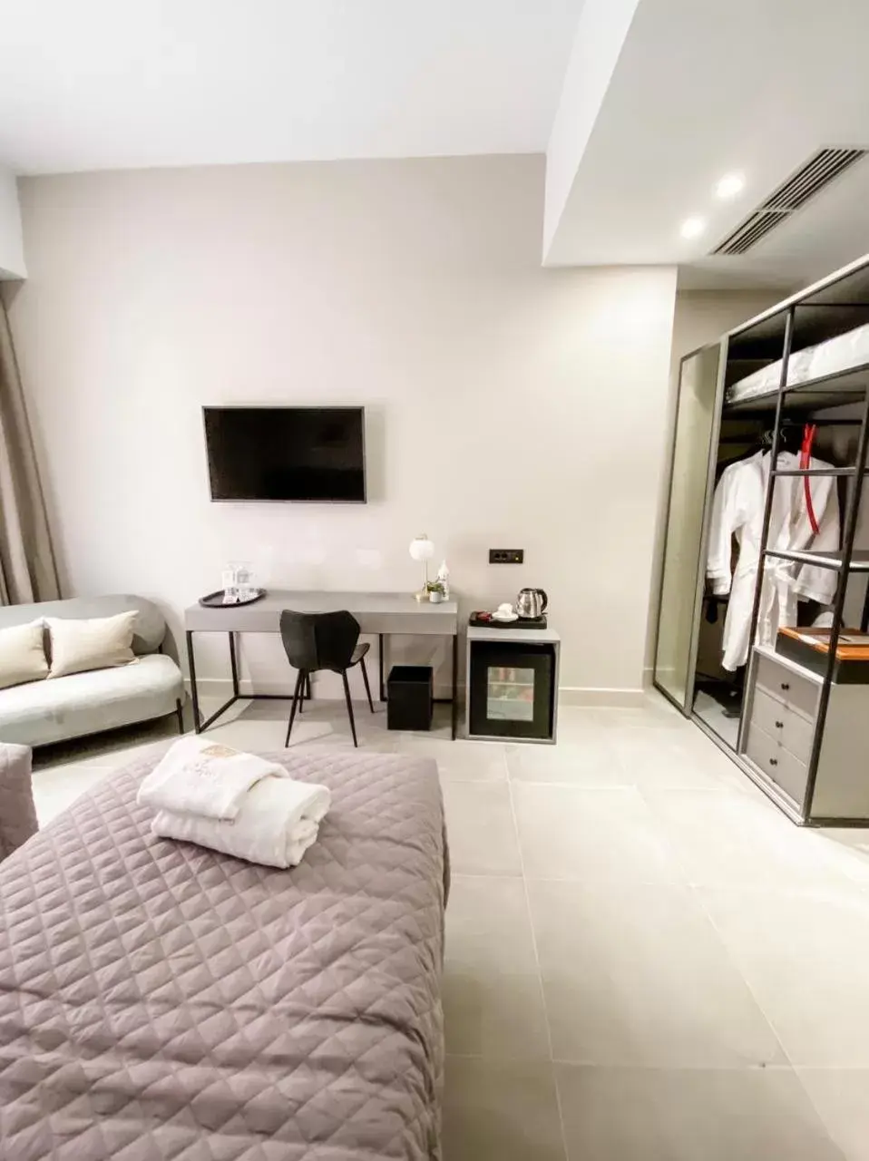 Bedroom, TV/Entertainment Center in Royalty Hotel Athens