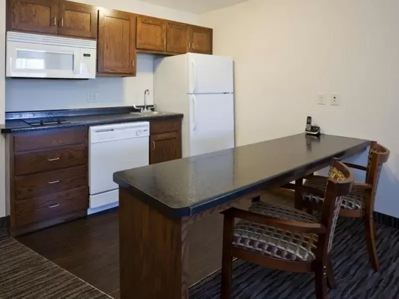 Kitchen or kitchenette, Kitchen/Kitchenette in GrandStay Hotel and Suites Parkers Prairie