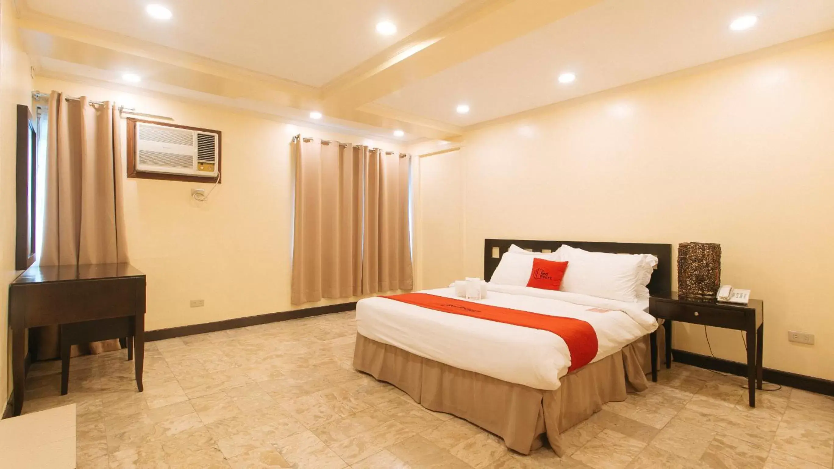 Photo of the whole room, Bed in RedDoorz Premium near Greenbelt Makati - Vaccinated Staff Photo of the whole room, Bed in RedDoorz Premium near Greenbelt Makati - Vaccinated Staff