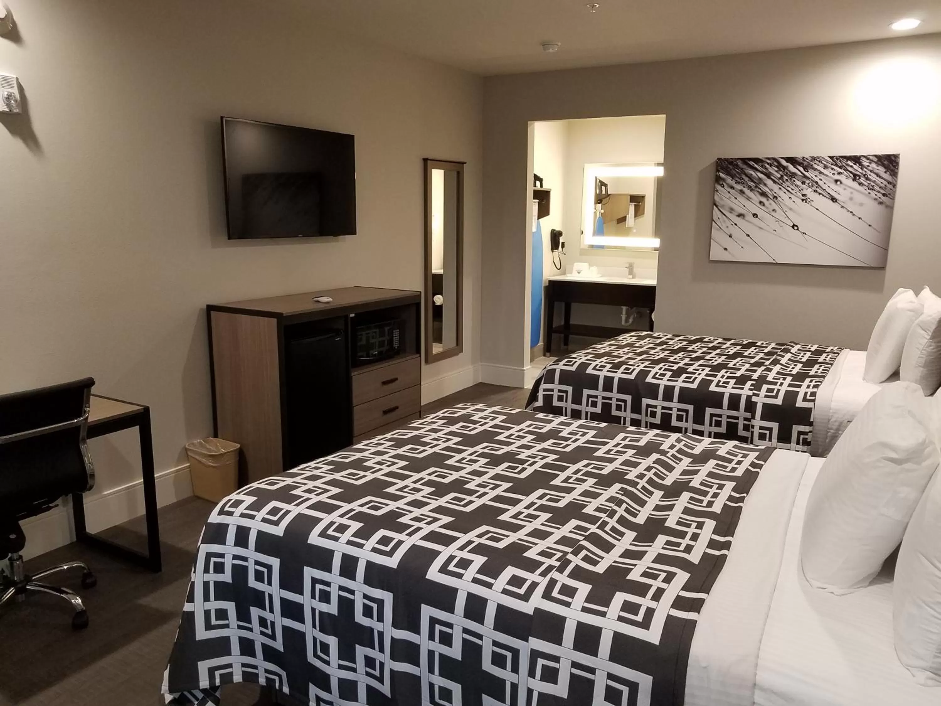 Photo of the whole room, Bed in Palace Inn Blue Tomball Parkway