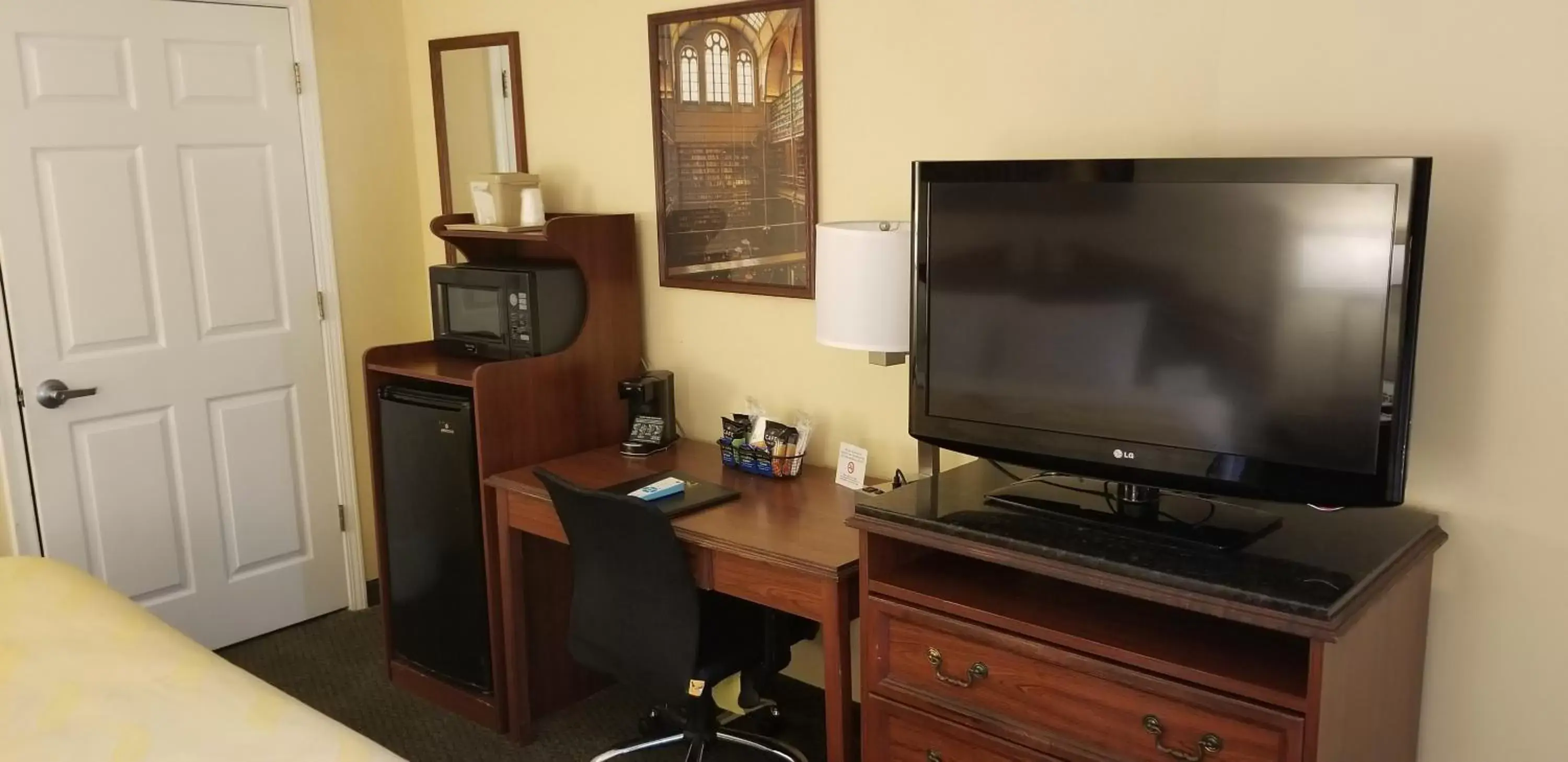 TV and multimedia, TV/Entertainment Center in Quality Inn Bainbridge