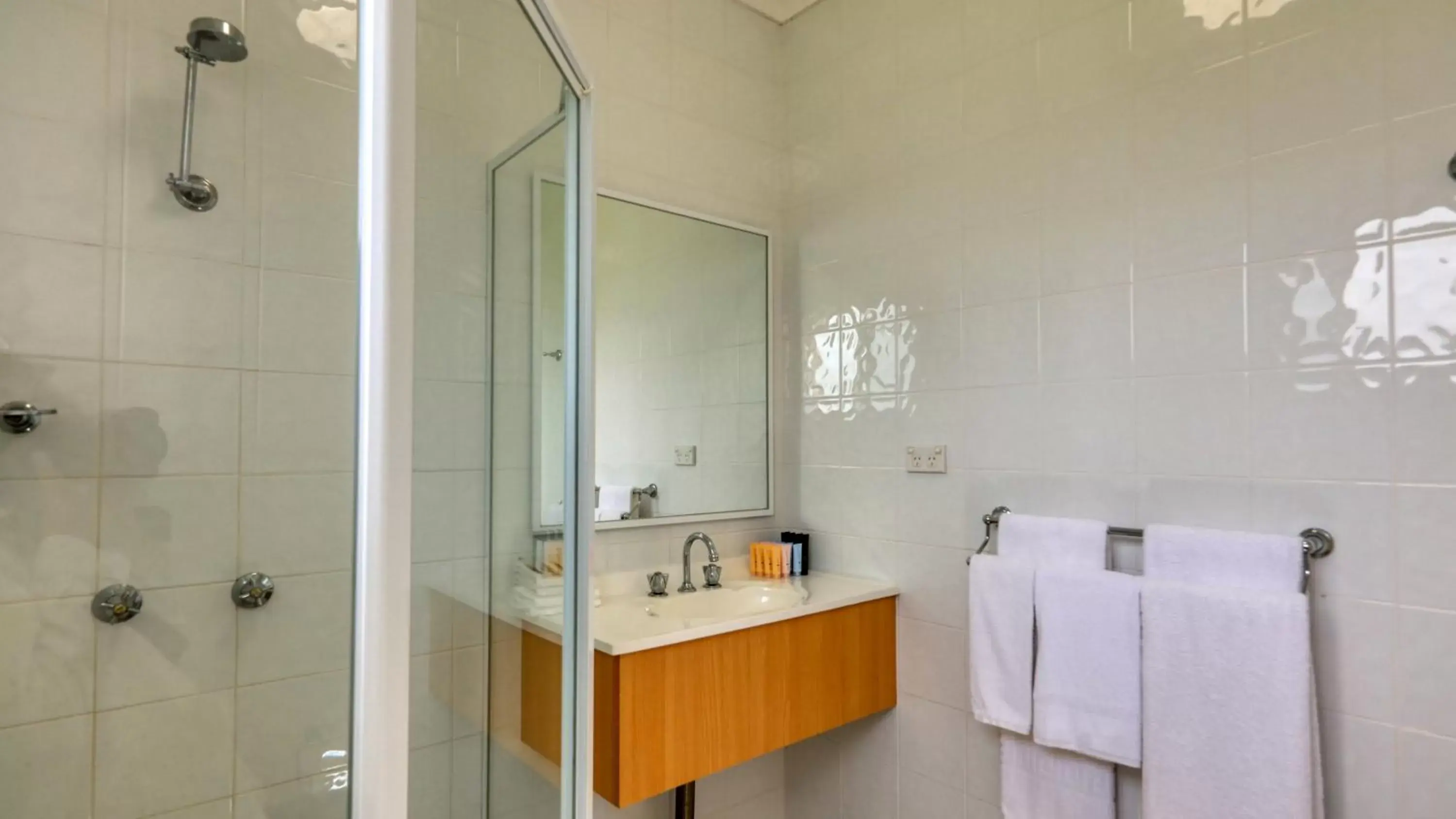 Shower, Bathroom in Country Gardens Motor Inn