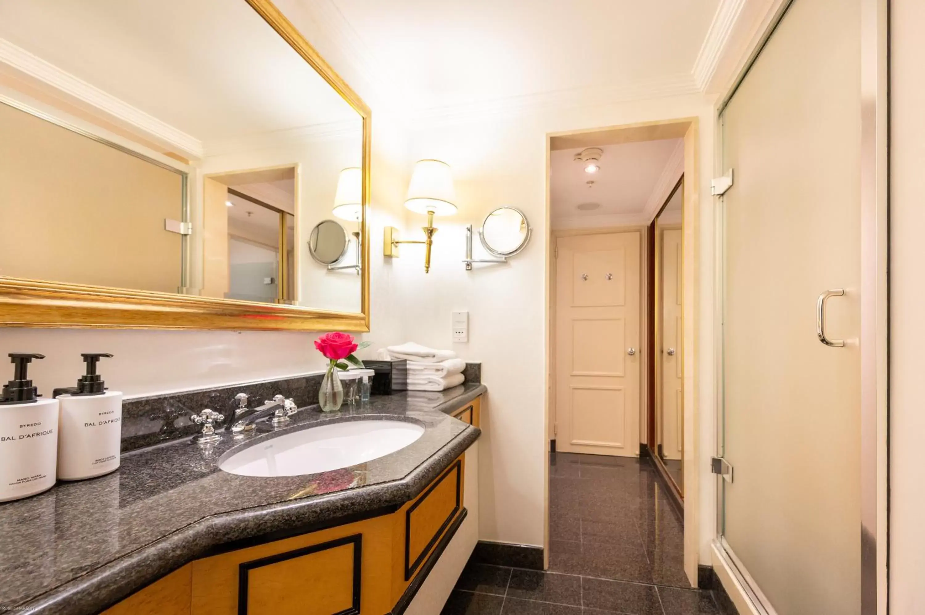 Photo of the whole room, Bathroom in InterContinental Wien, an IHG Hotel