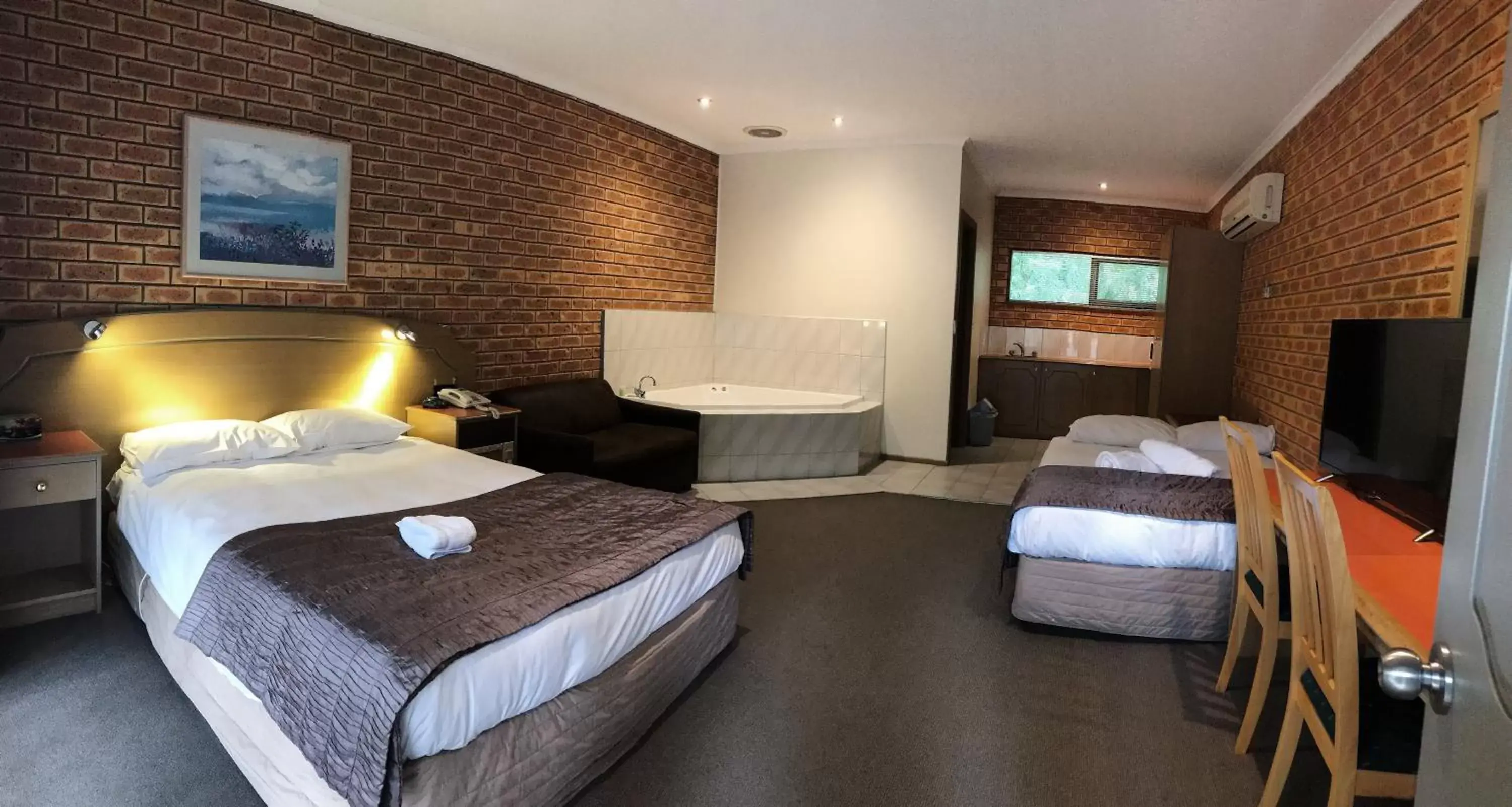 Bed in Eltham Motor Inn