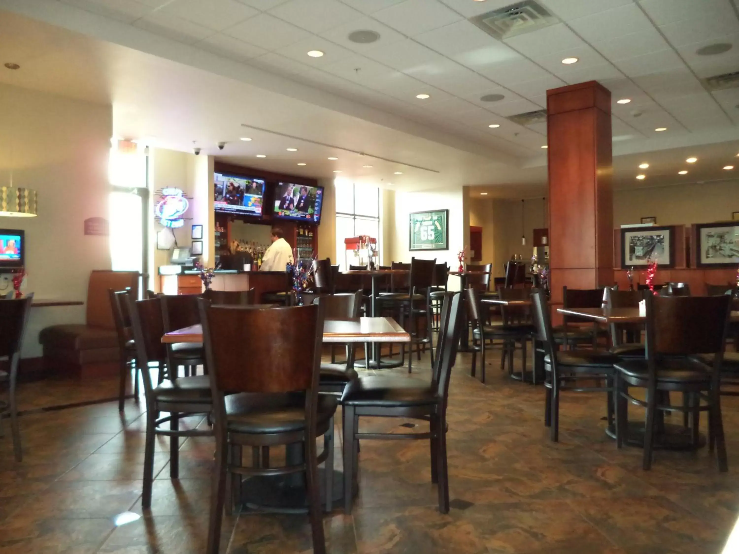 Lounge or bar, Restaurant/Places to Eat in Holiday Inn Madison at The American Center, an IHG Hotel