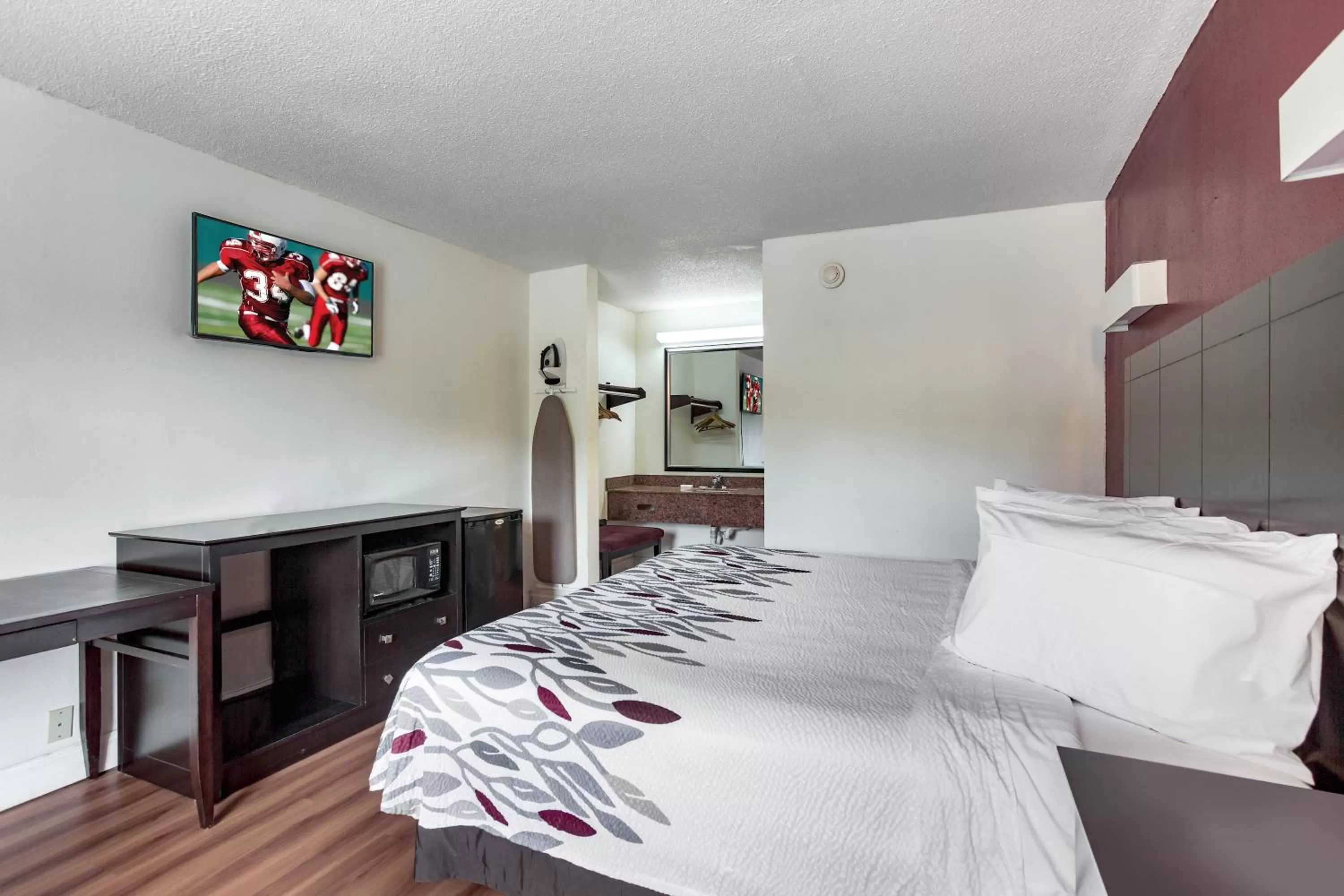 Photo of the whole room, Bed in Red Roof Inn Monteagle - I-24