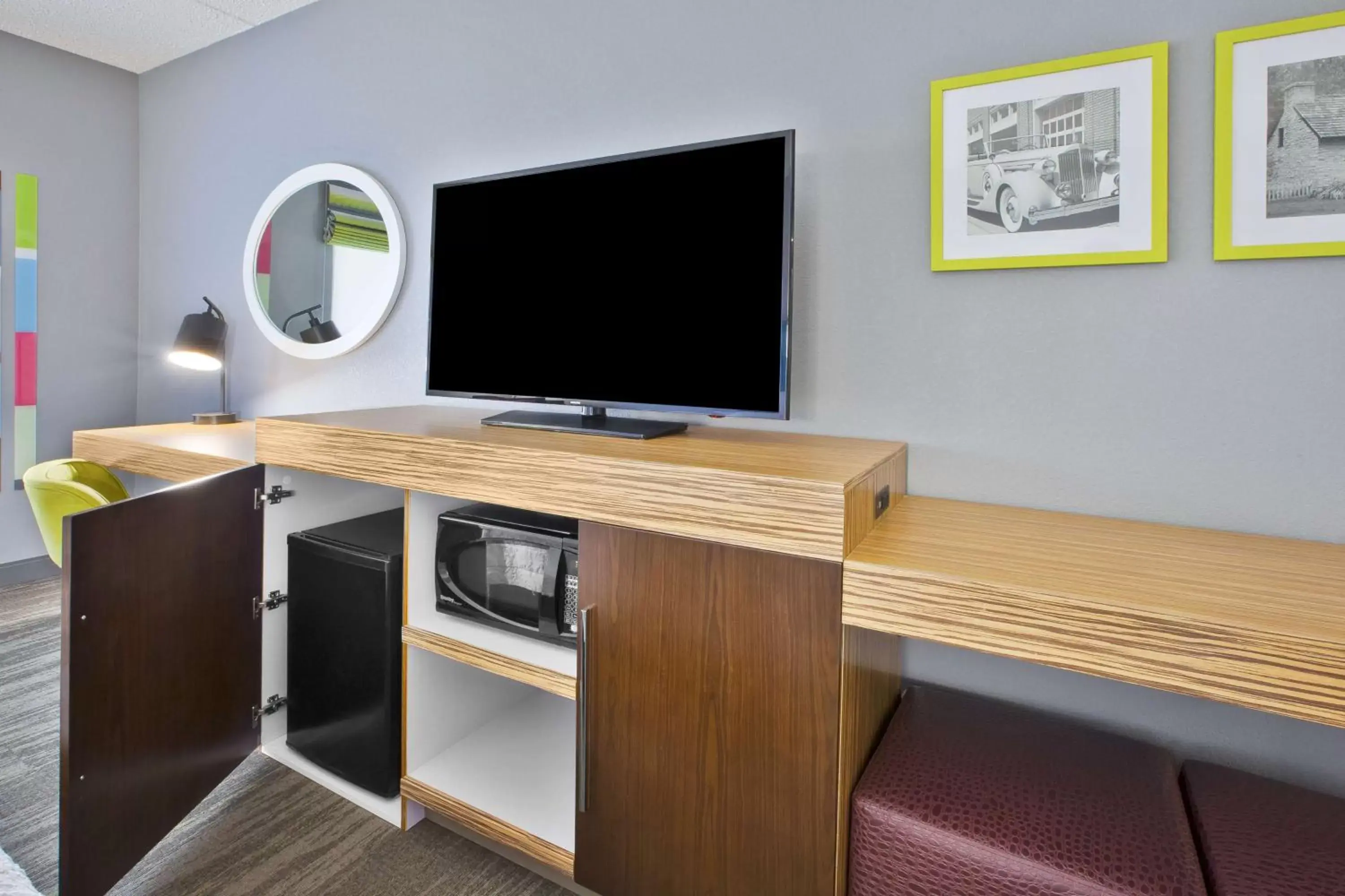 Bedroom, TV/Entertainment Center in Hampton Inn & Suites Springboro