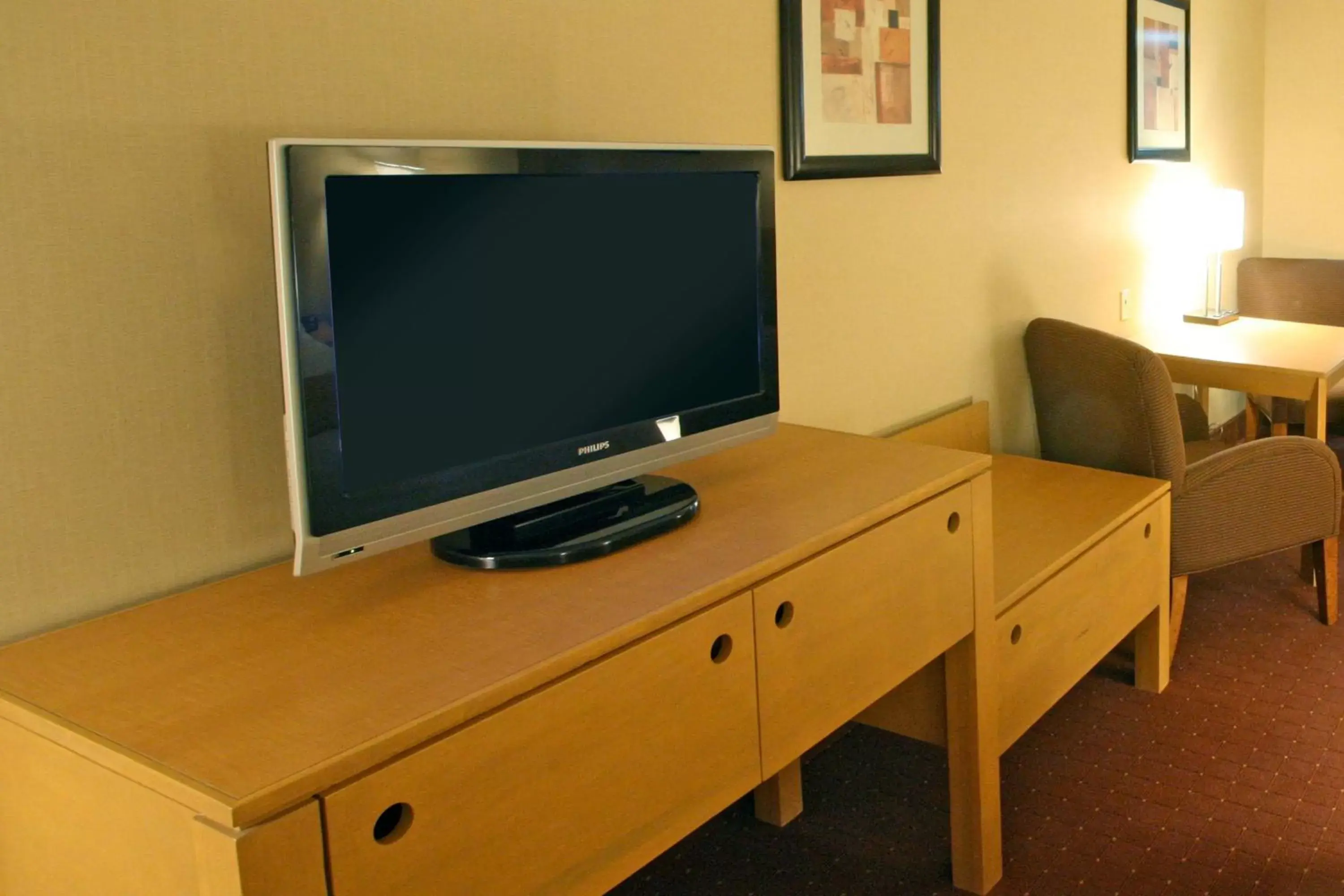 Photo of the whole room, TV/Entertainment Center in Holiday Inn Express Hotel & Suites CD. Juarez - Las Misiones, an IHG Hotel