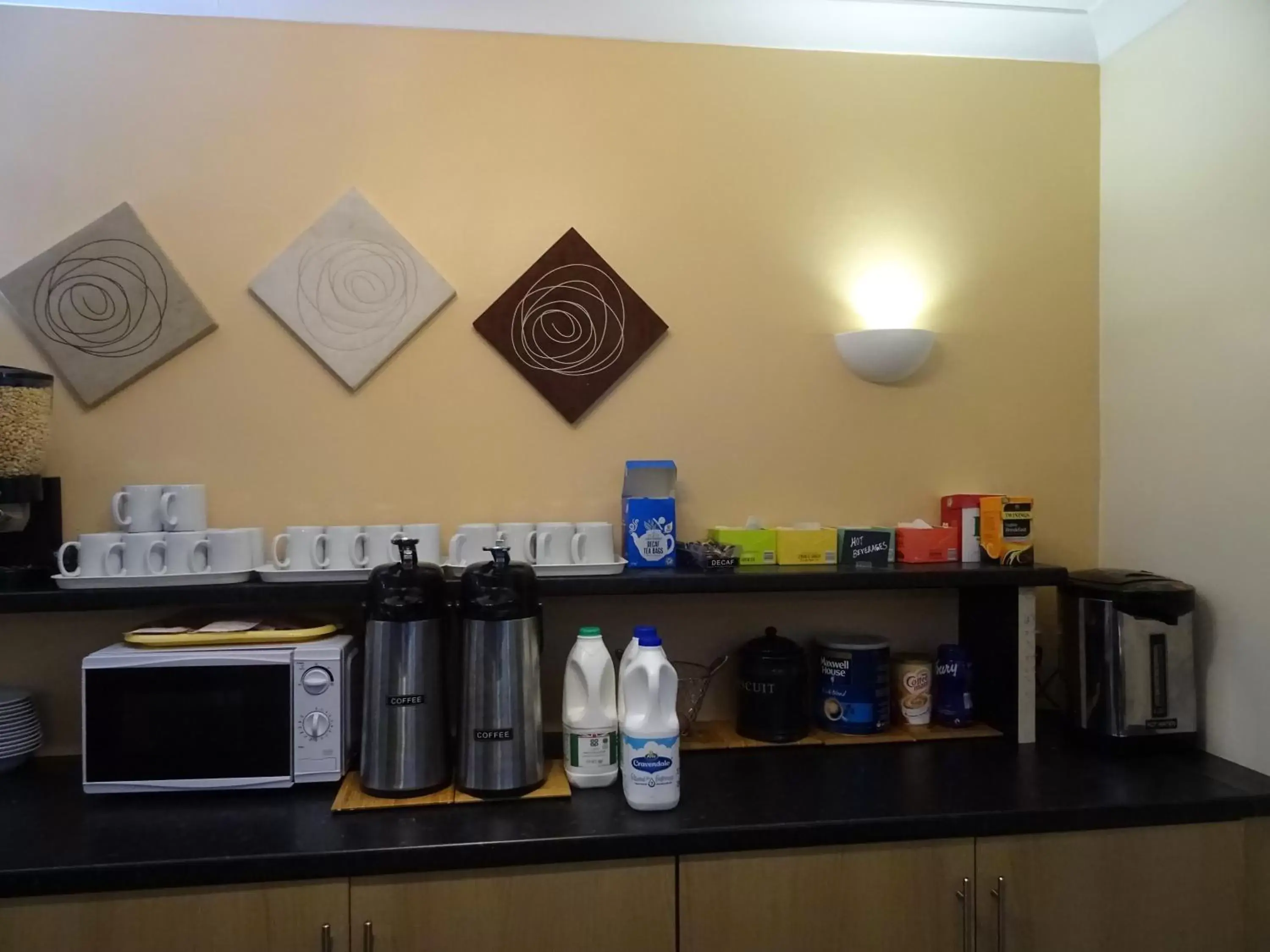 Coffee/tea facilities, Kitchen/Kitchenette in The Gatwick White House Hotel