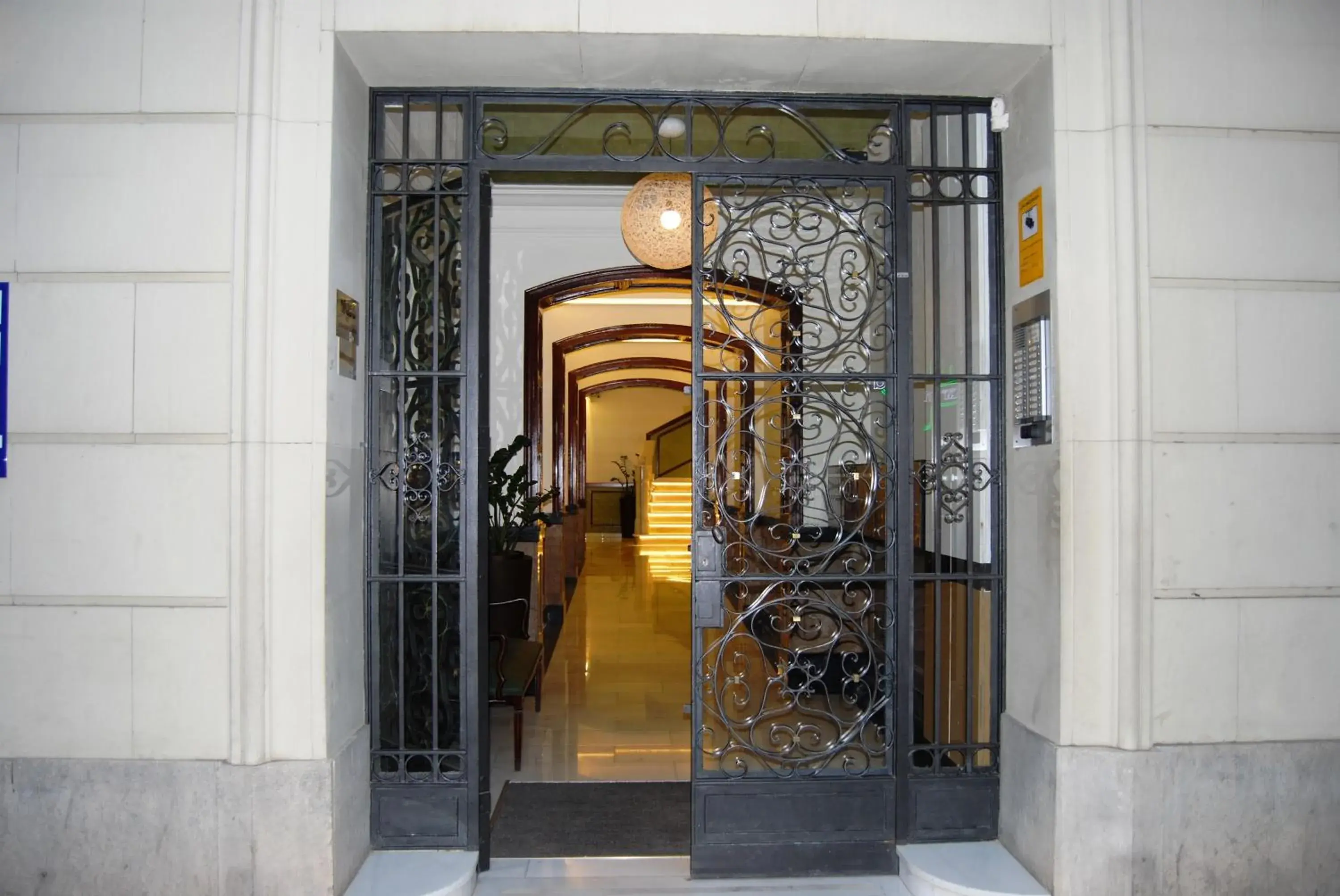 Facade/entrance in Eixample Building Apartments by Mercedes Heritage Facade/entrance in Eixample Building Apartments by Mercedes Heritage