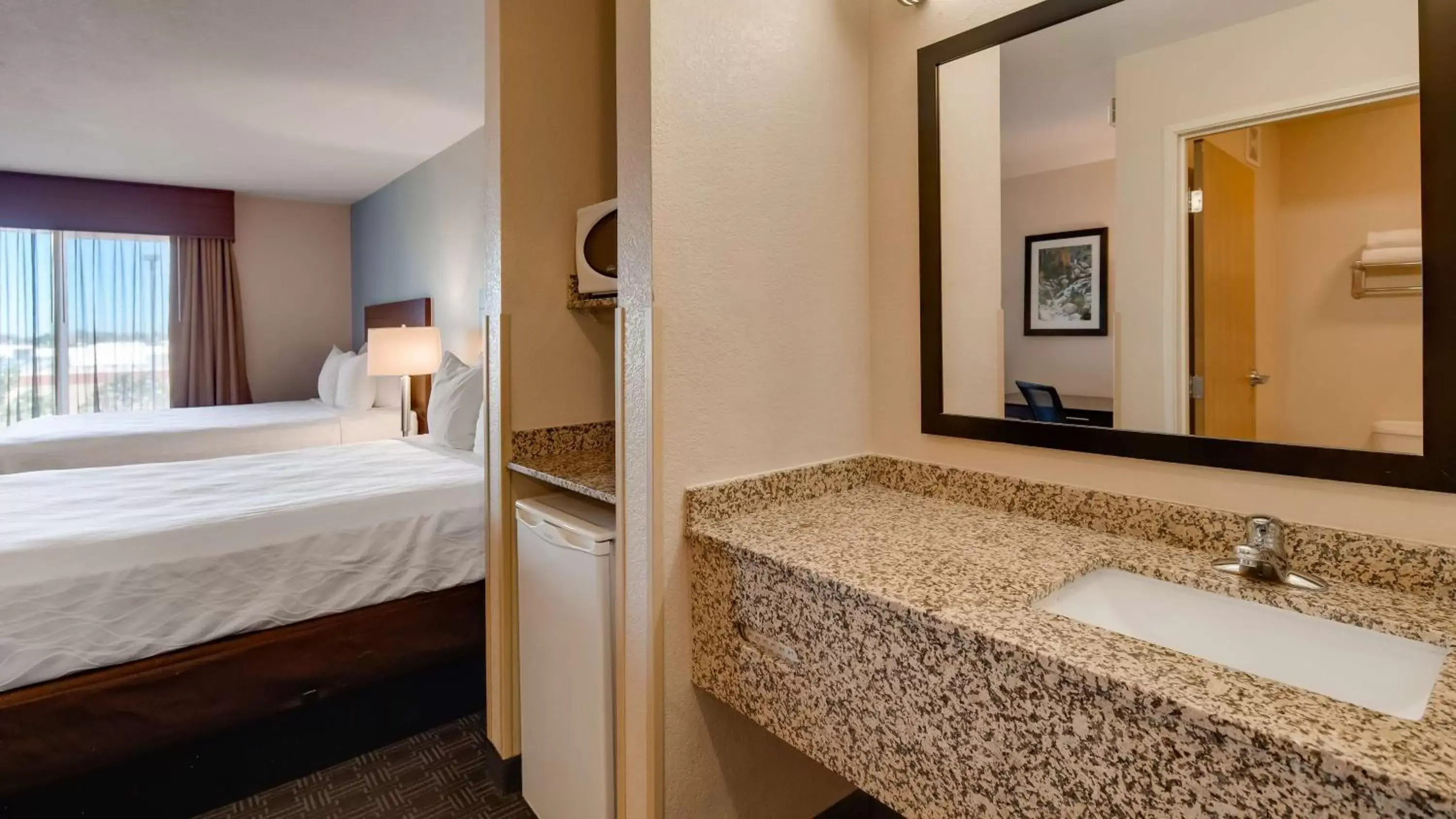 Photo of the whole room, Bathroom in Best Western Plus Gateway Inn & Suites - Aurora