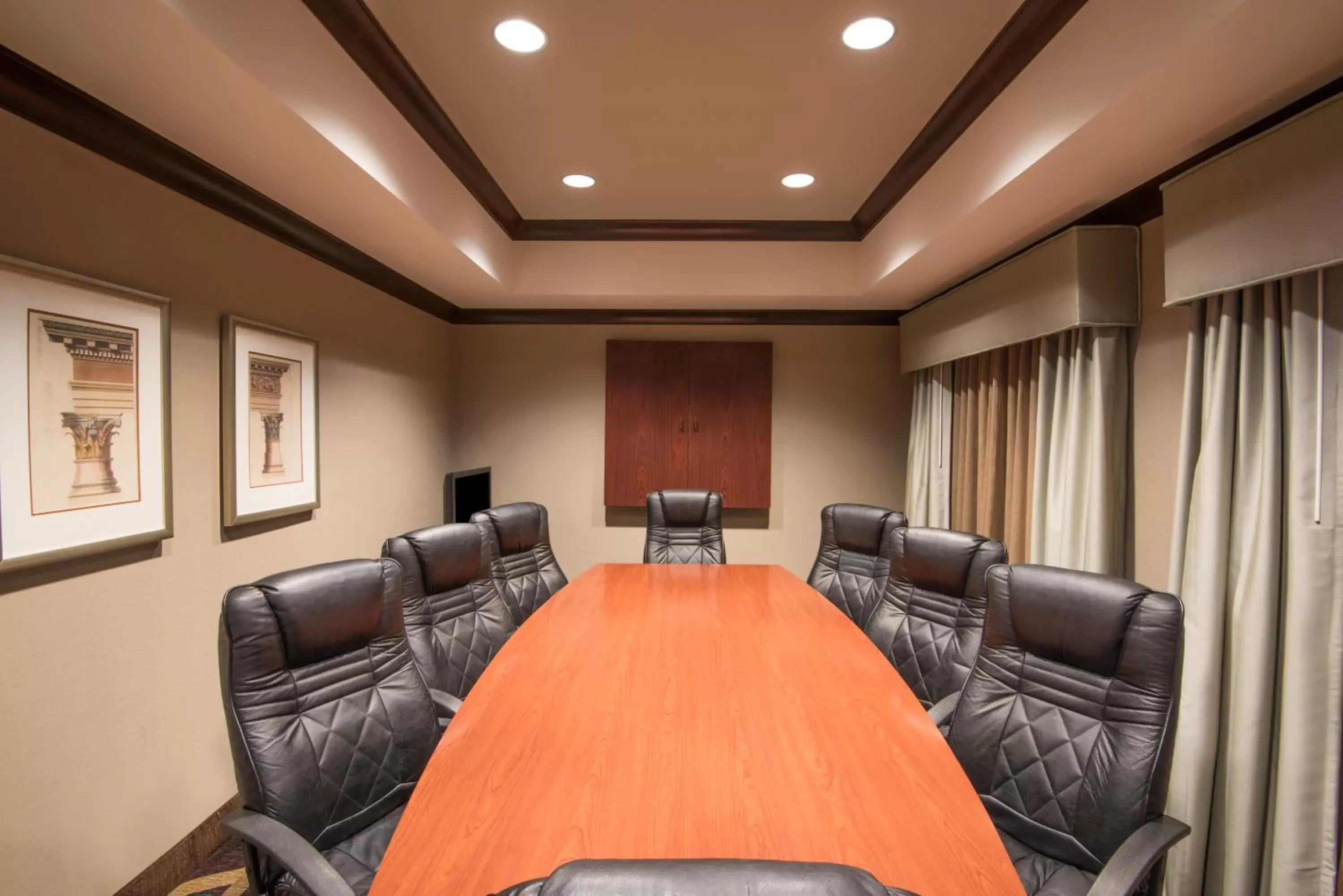 Meeting/conference room in Staybridge Suites Columbus-Airport, an IHG Hotel