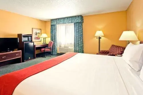 Day, Bed in Holiday Inn Express Hotel Fort Campbell-Oak Grove, an IHG Hotel
