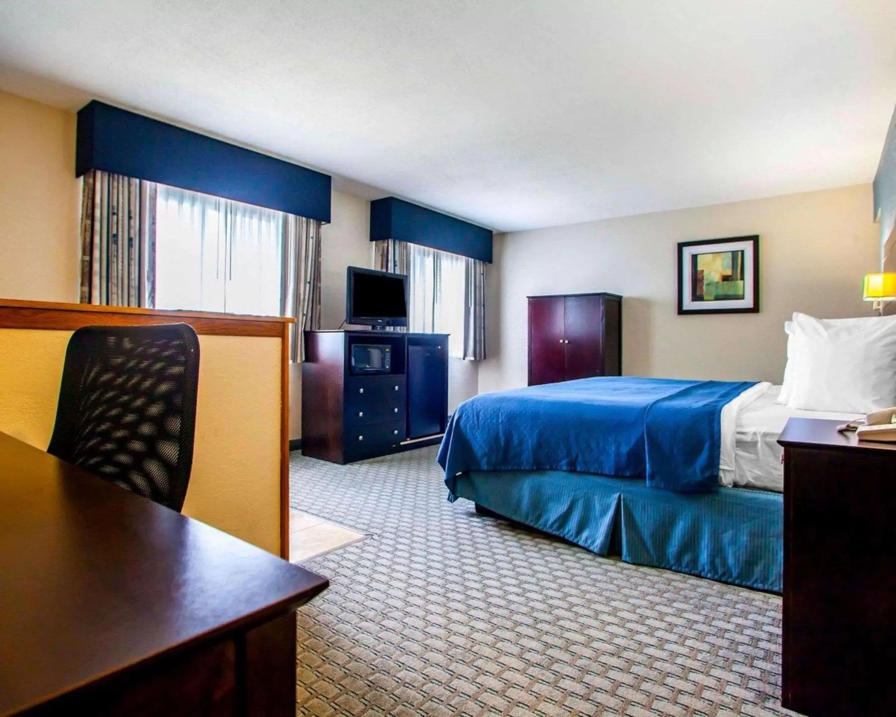 Photo of the whole room, TV/Entertainment Center in Quality Inn & Suites Ankeny-Des Moines