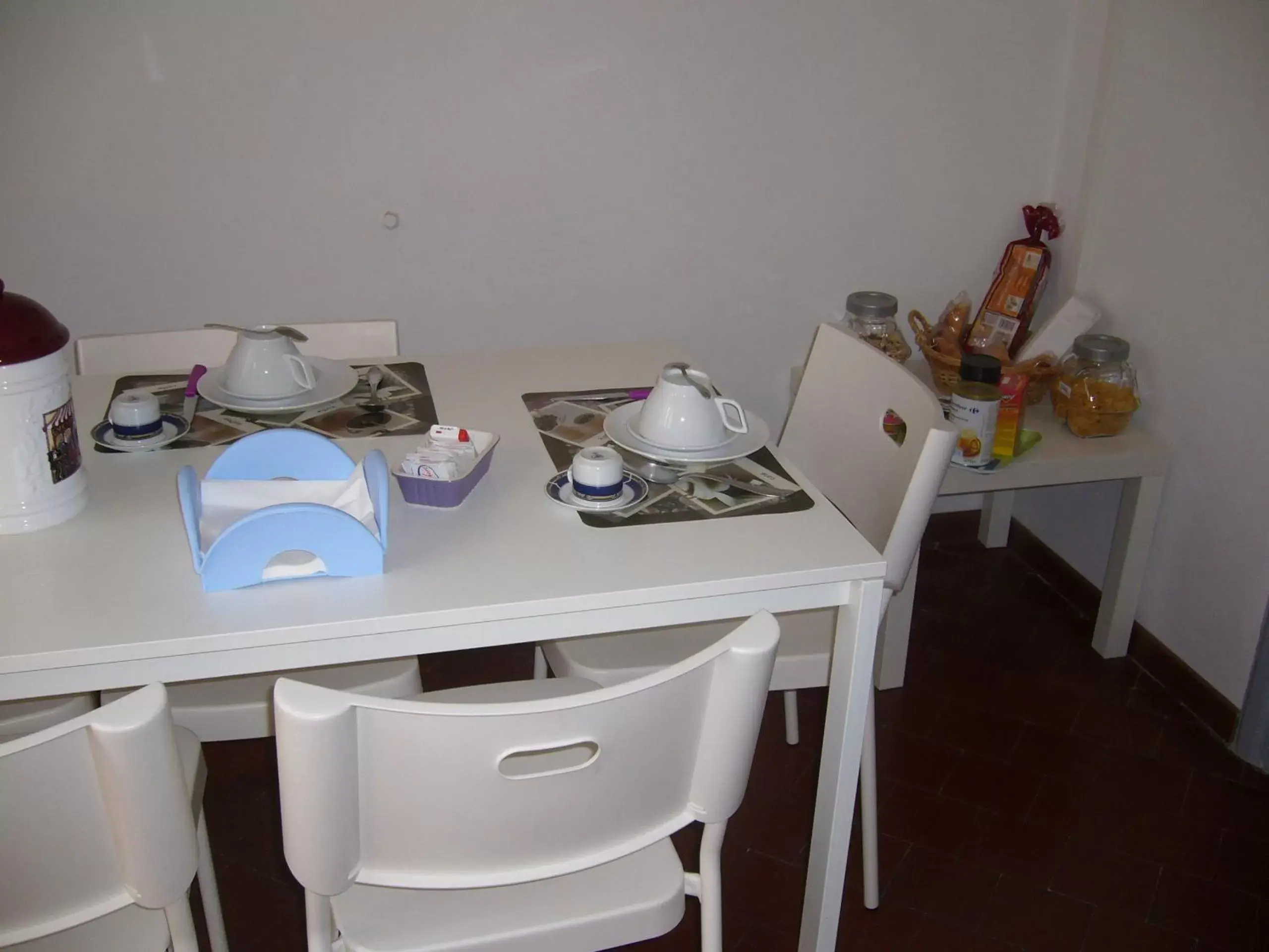 Kitchen or kitchenette, Dining Area in Il Cucù B&B
