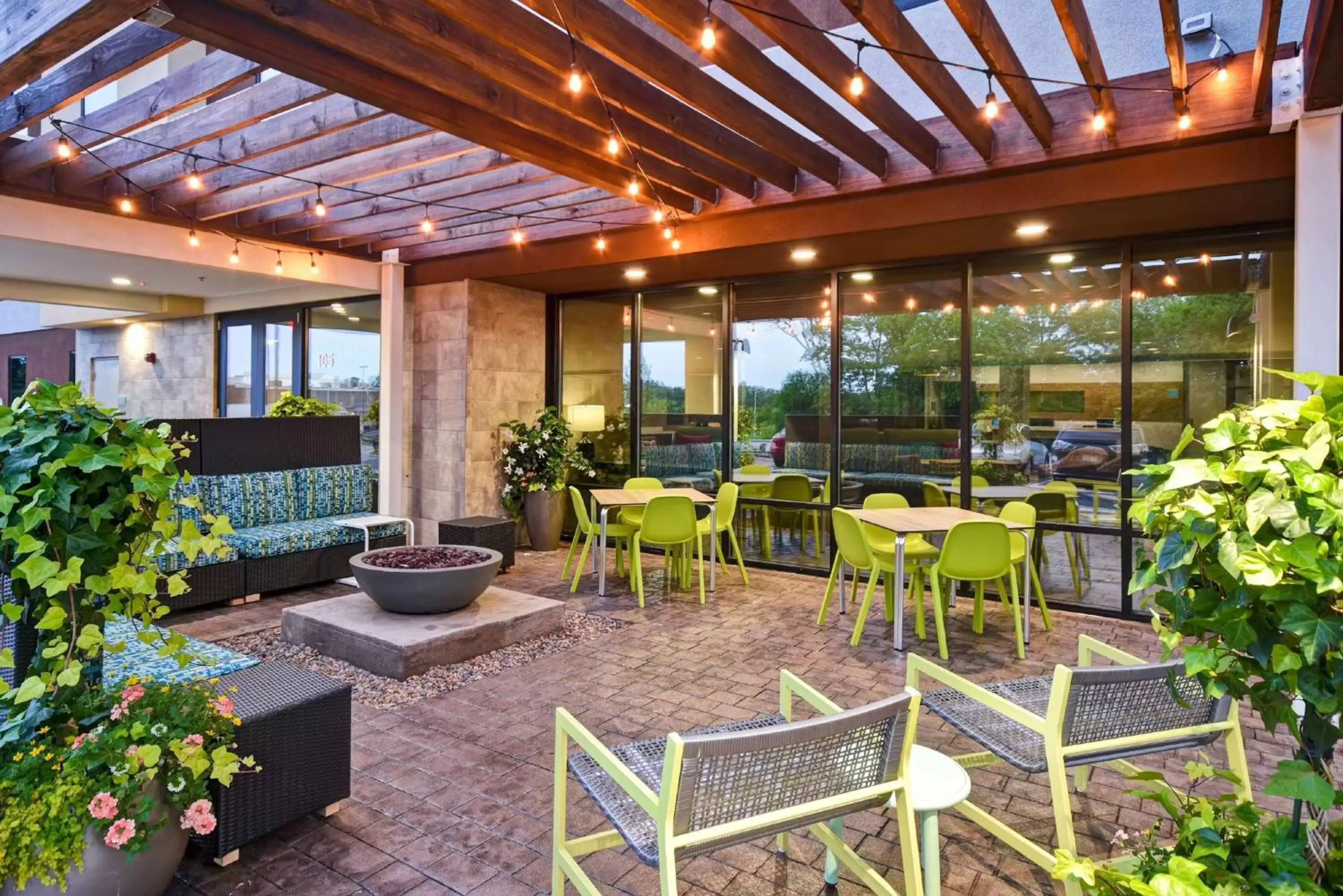 Patio, Restaurant/Places to Eat in Home2 Suites By Hilton Frankfort