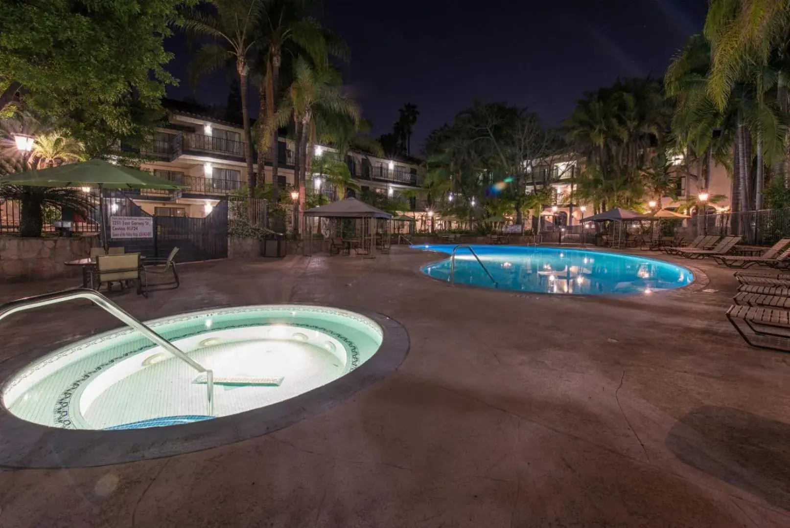 Swimming Pool in Vanllee Hotel