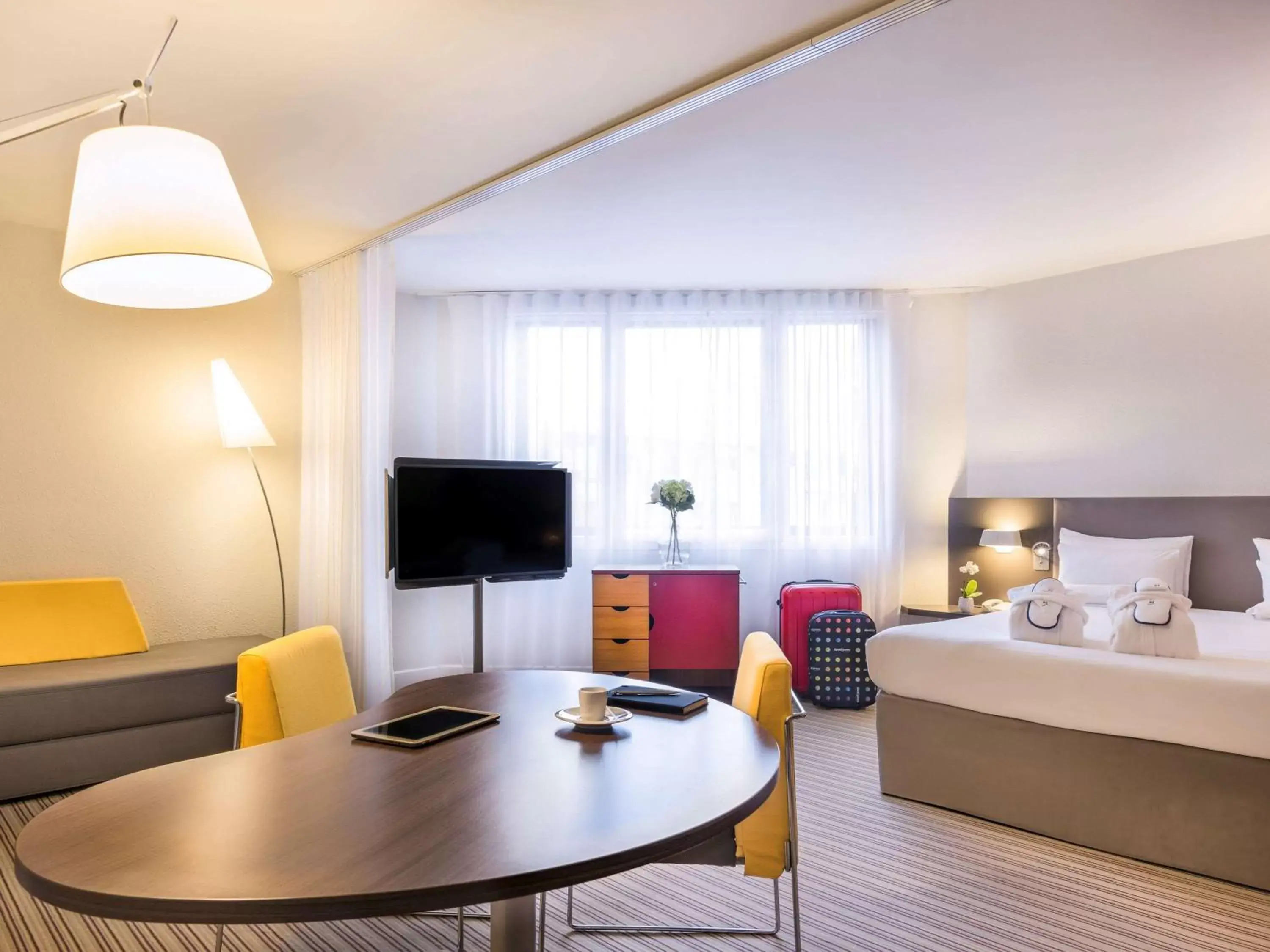 Bedroom, TV/Entertainment Center in Novotel Suites Cannes Centre