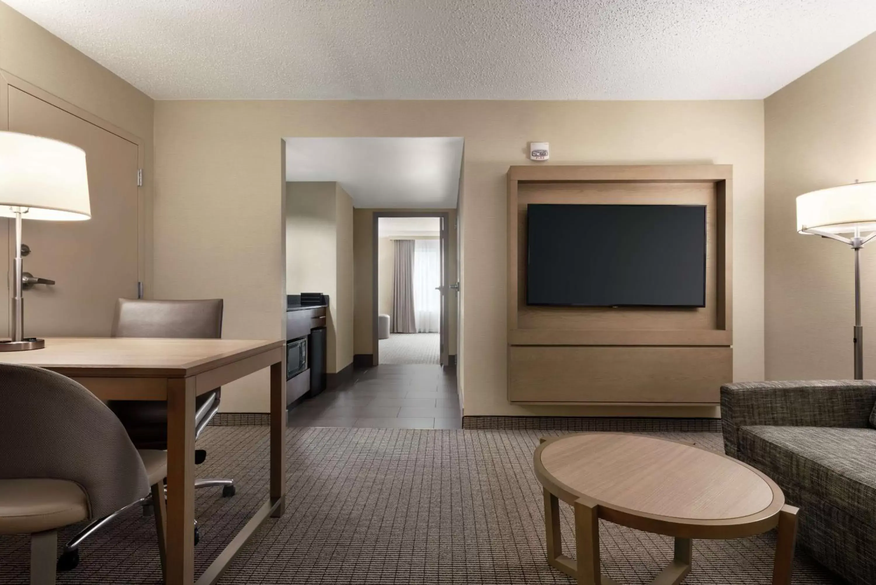 Bedroom, TV/Entertainment Center in Embassy Suites by Hilton Cleveland Rockside