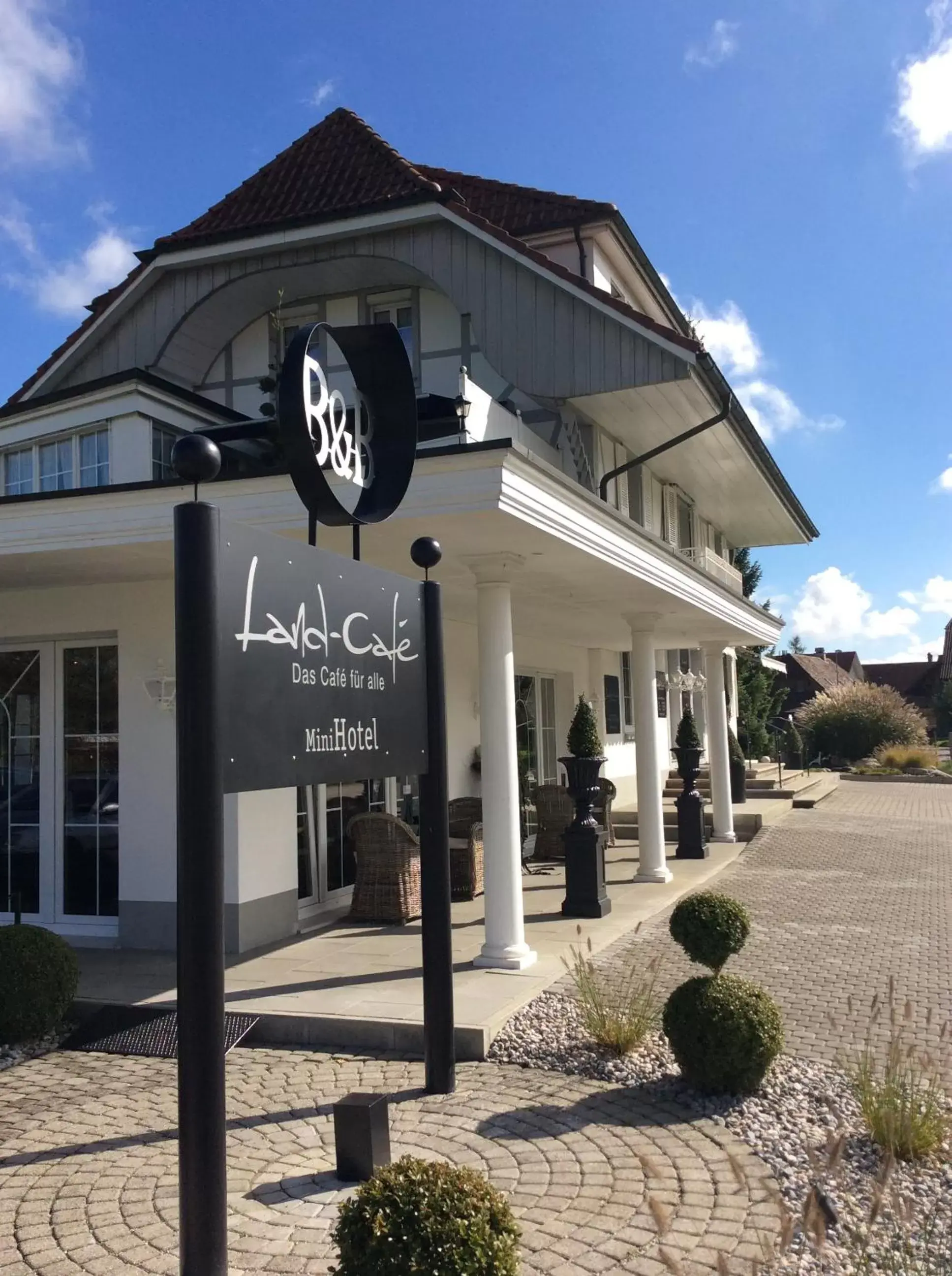 Property Building in Landcafe mit Mini Hotel