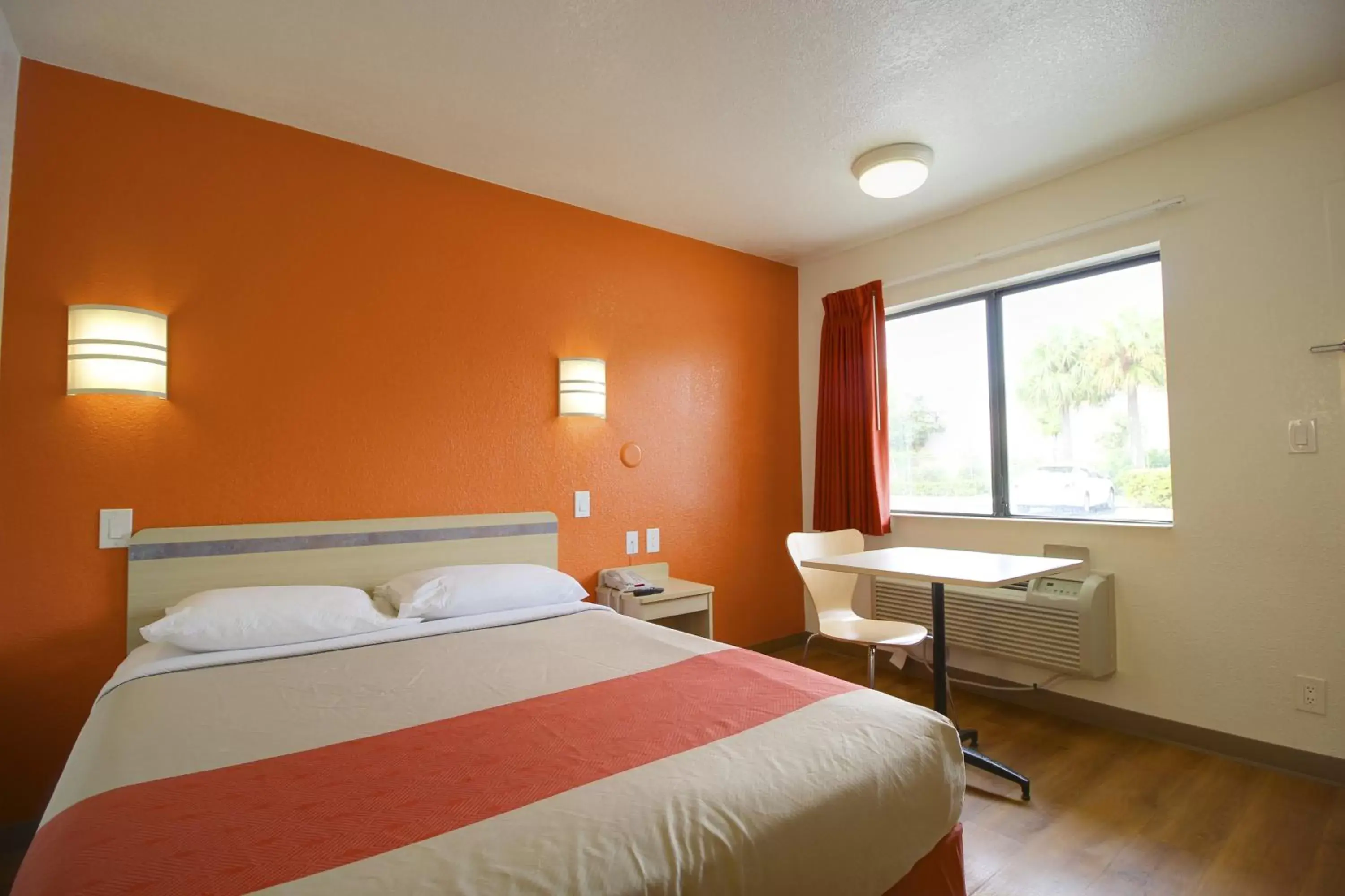 Bed in Motel 6-Lantana, FL