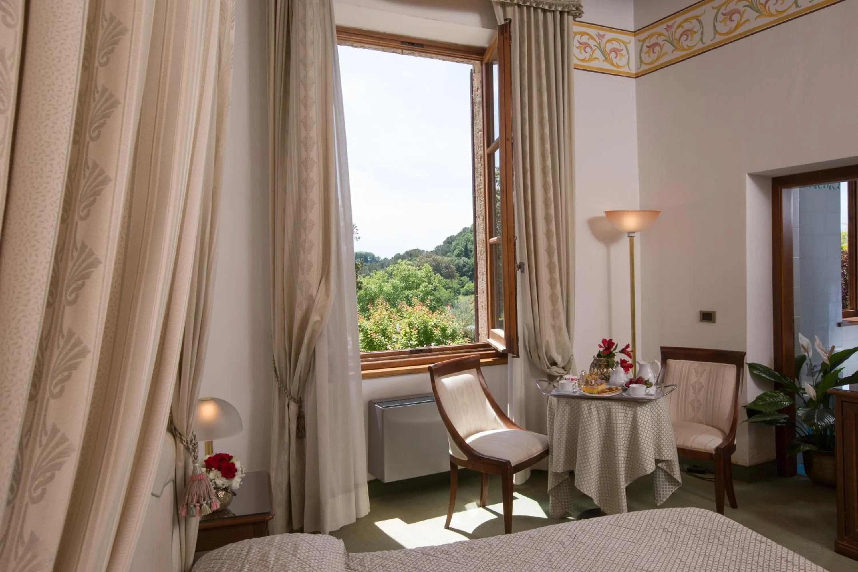 View (from property/room), Bed in Hotel Villa San Lucchese