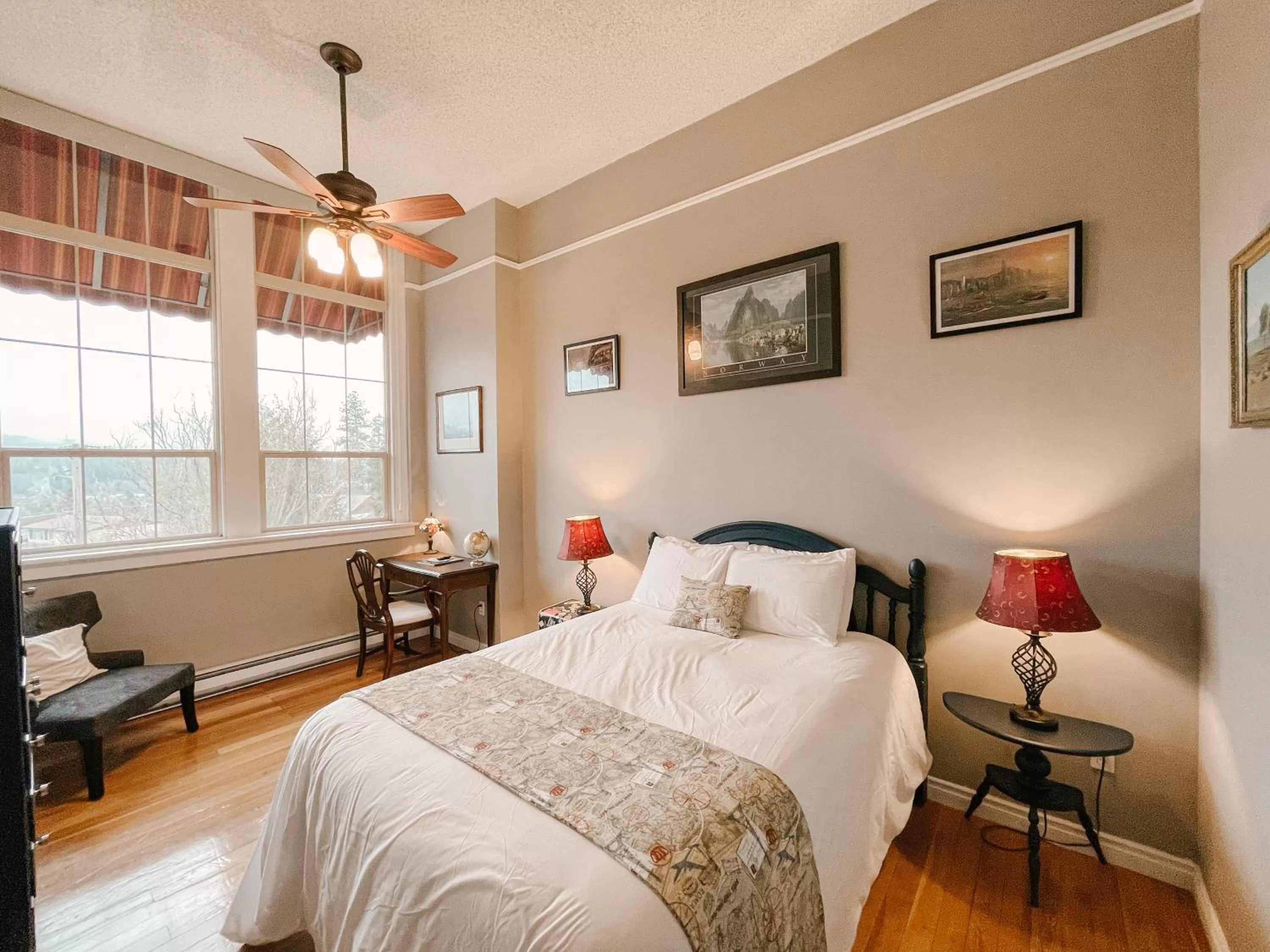 Bed in Northside School Bed & Breakfast