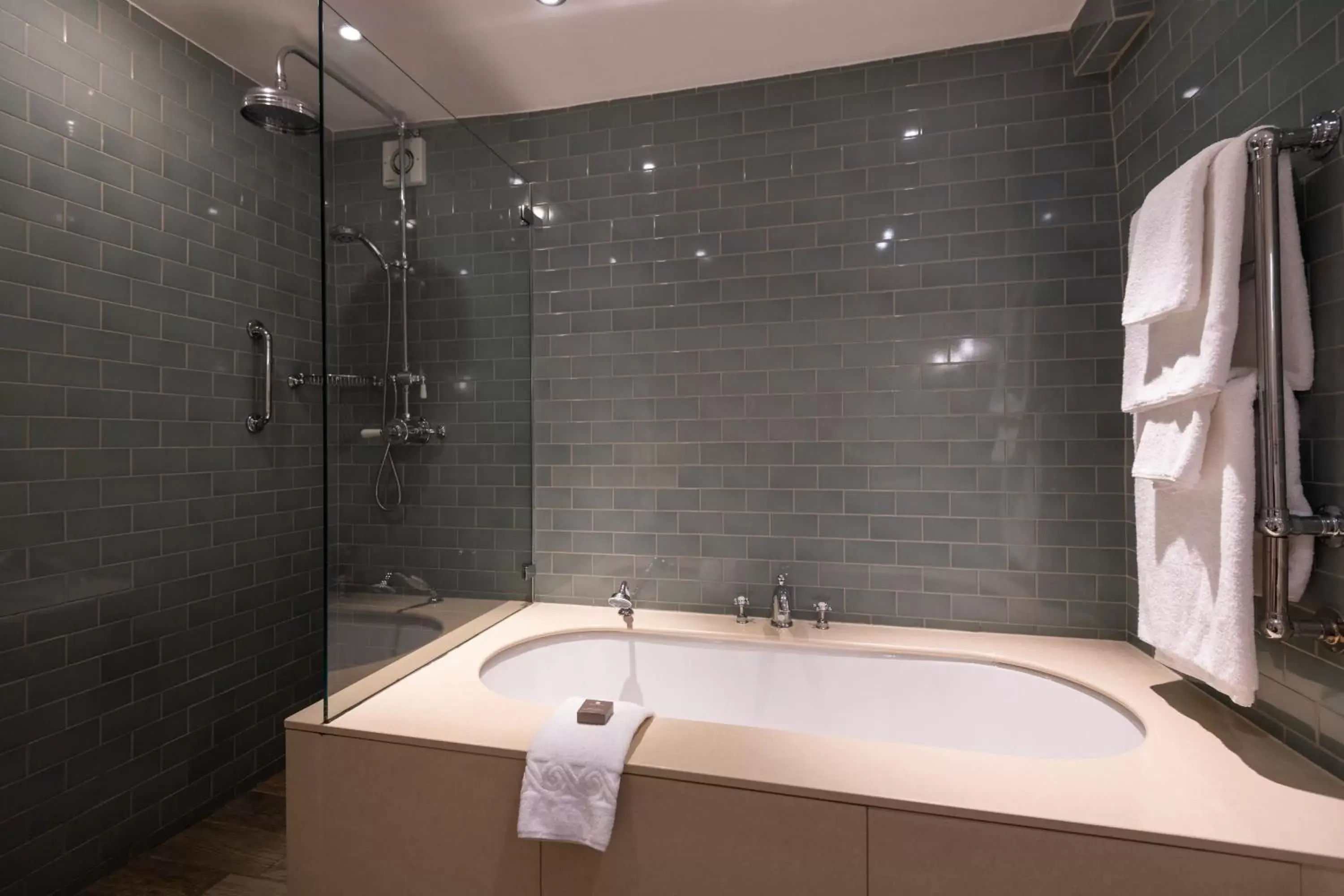 Bath, Bathroom in Cavendish Hotel
