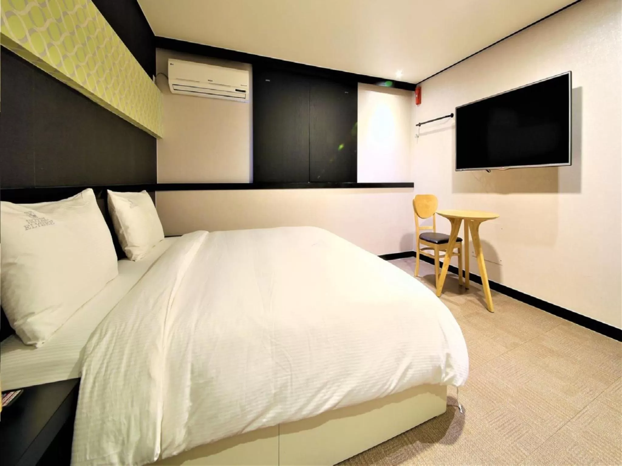 Bedroom, Bed in Elysee Hotel