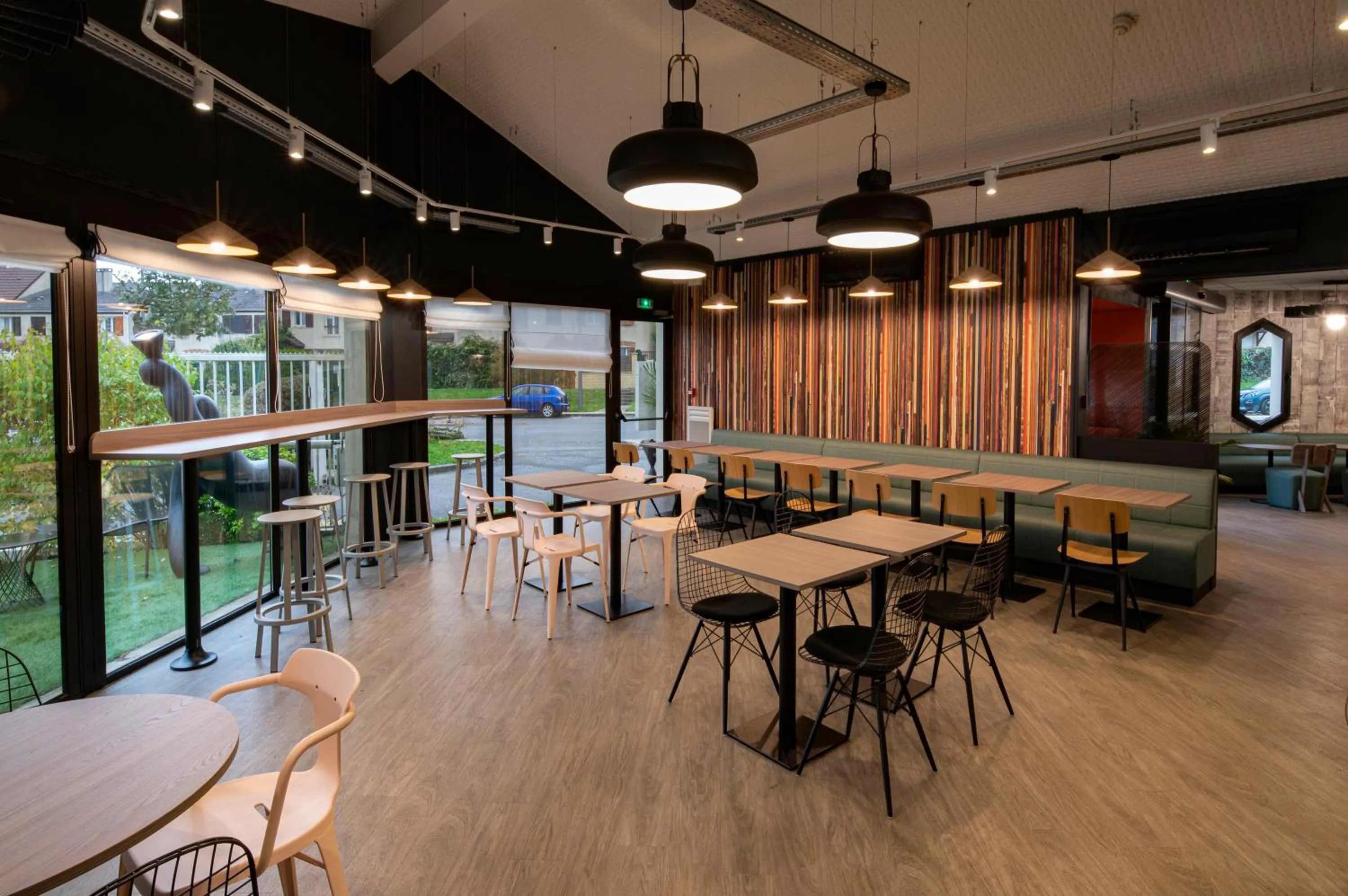 Lounge or bar in ibis Cergy Pontoise Le Port