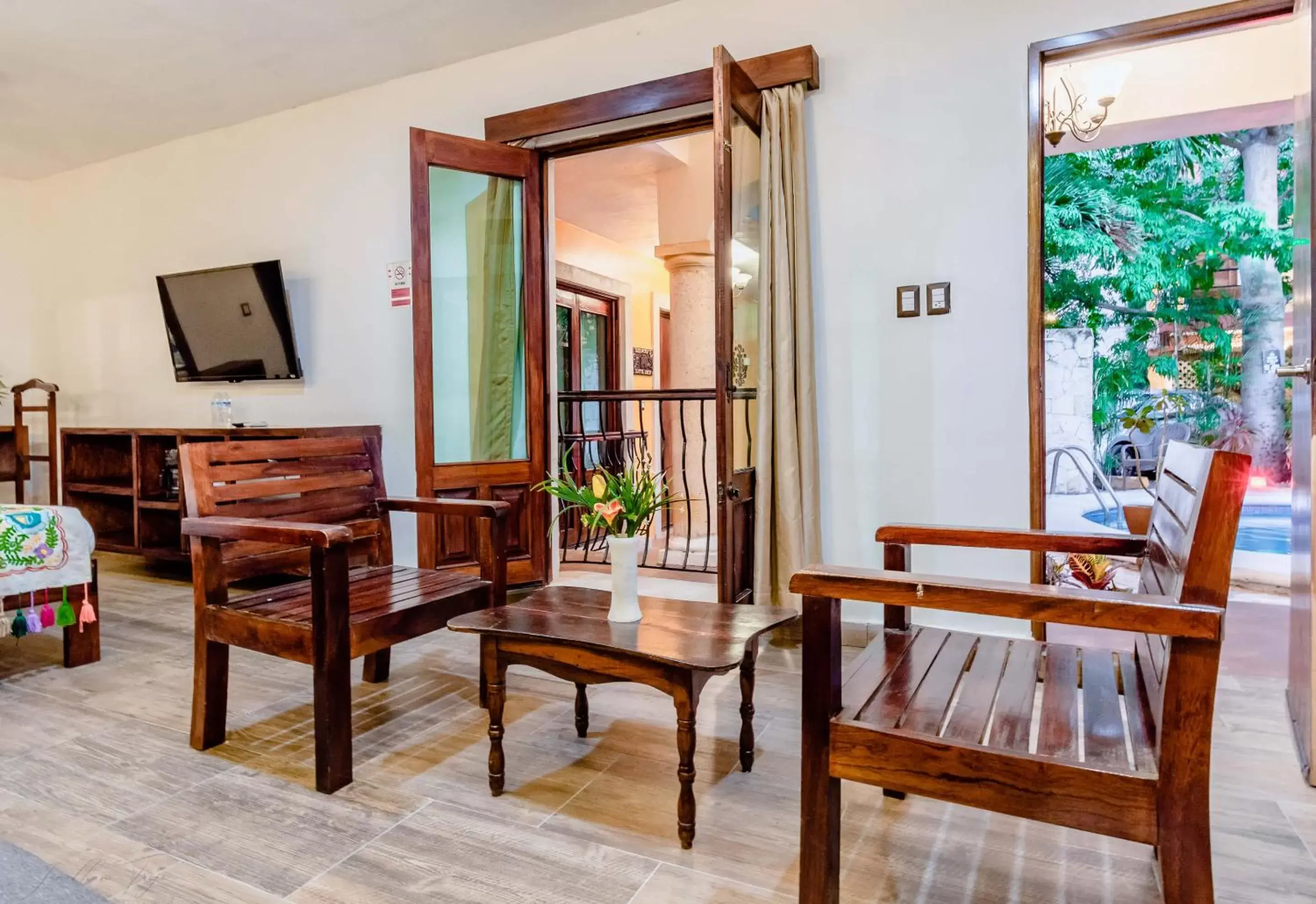 Living room, Dining Area in El Zaguán Colonial by GuruHotel