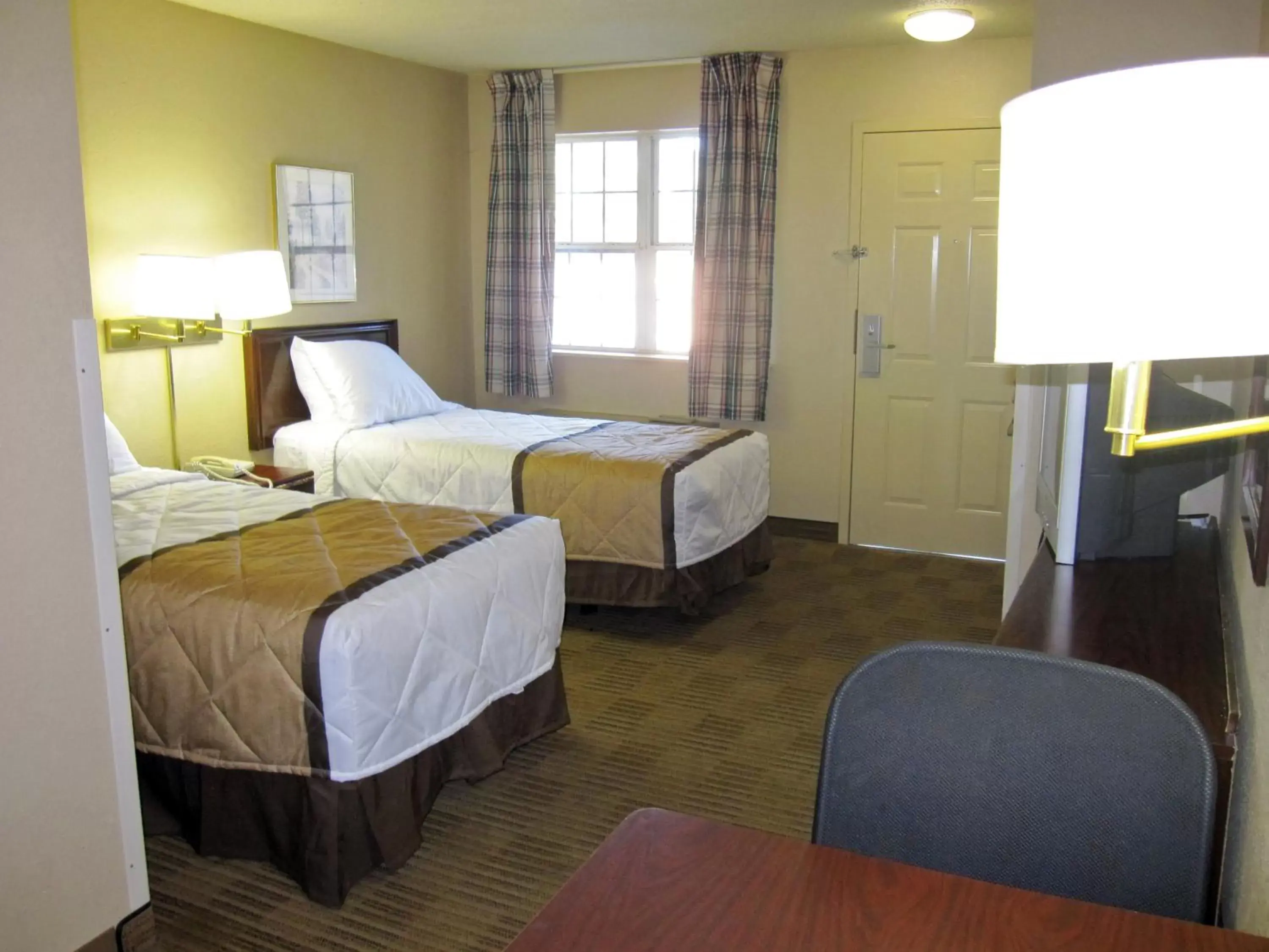 Bed in Extended Stay America Select Suites - Durham - University