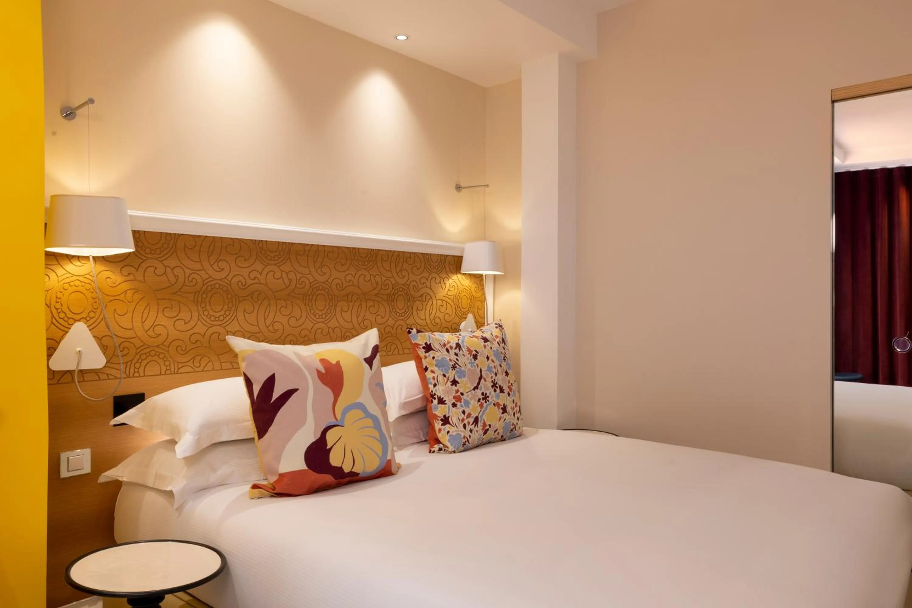 Bed in Hotel Elysees 8