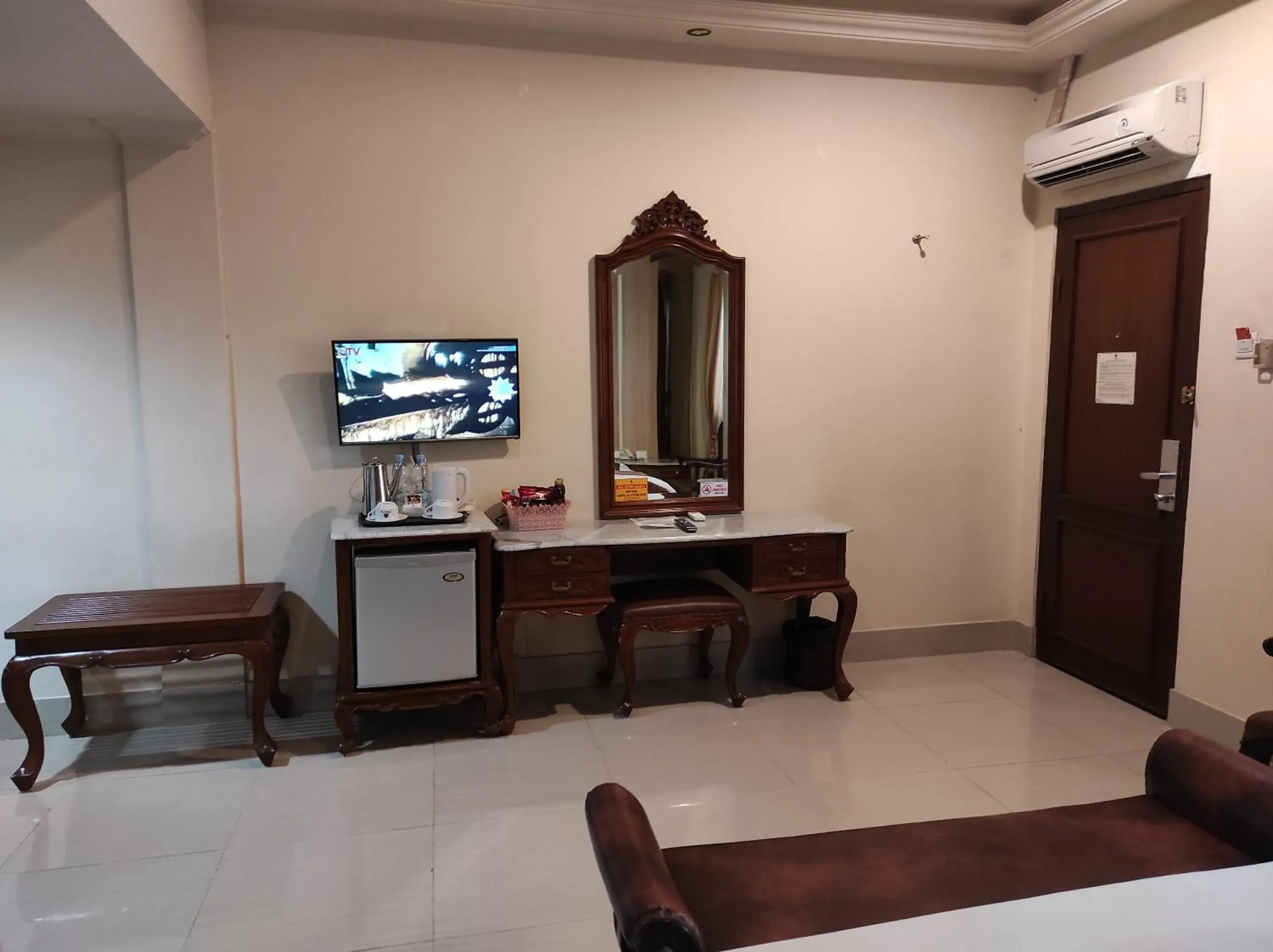 TV and multimedia, TV/Entertainment Center in Hotel Indah Palace Yogyakarta