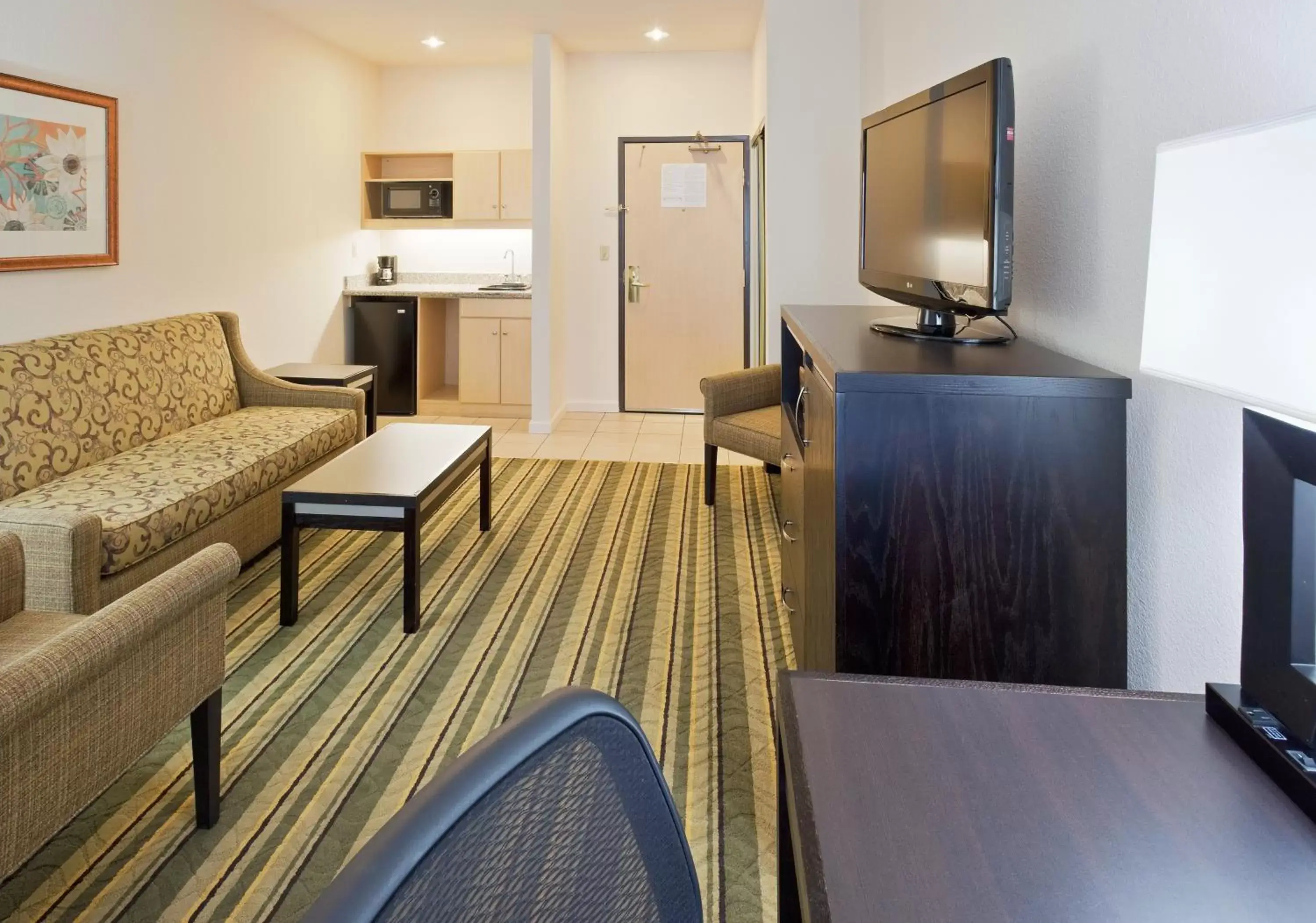 Photo of the whole room, TV/Entertainment Center in Holiday Inn Express Berkeley, an IHG Hotel