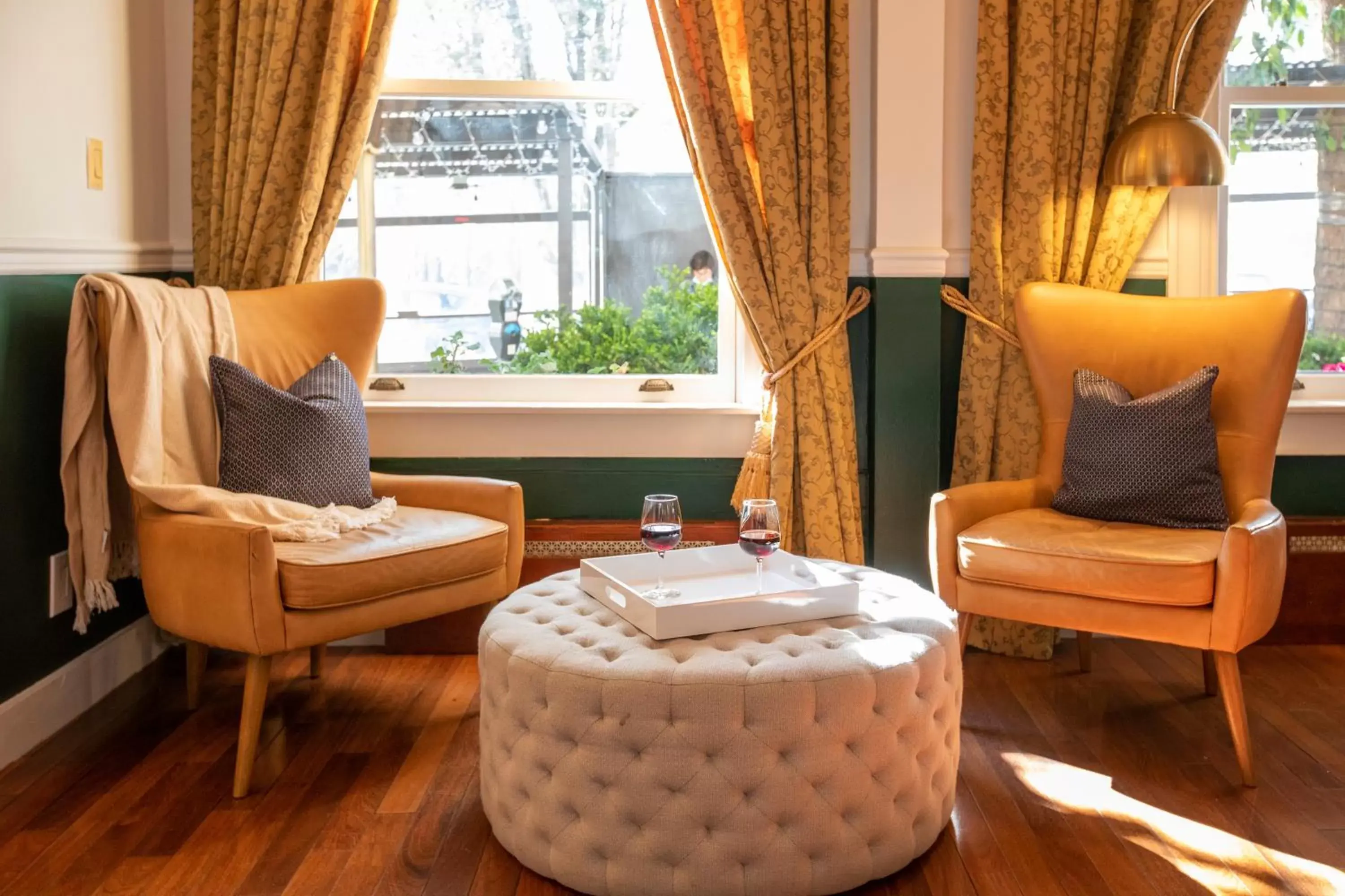 Living room in Washington Square Inn Living room in Washington Square Inn