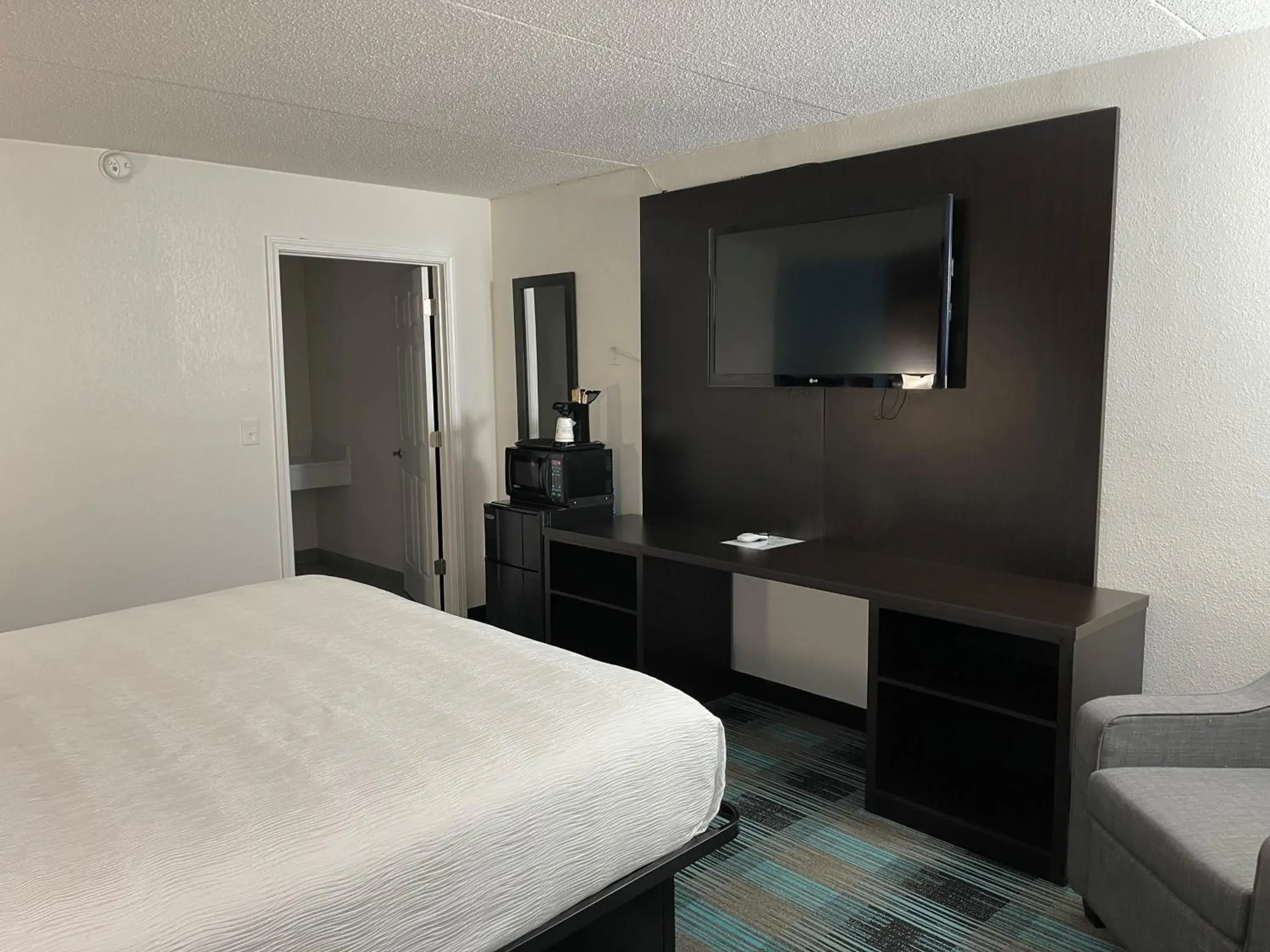 Bed in Days Inn by Wyndham Calhoun GA I-75 and US-41 Bed in Days Inn by Wyndham Calhoun GA I-75 and US-41